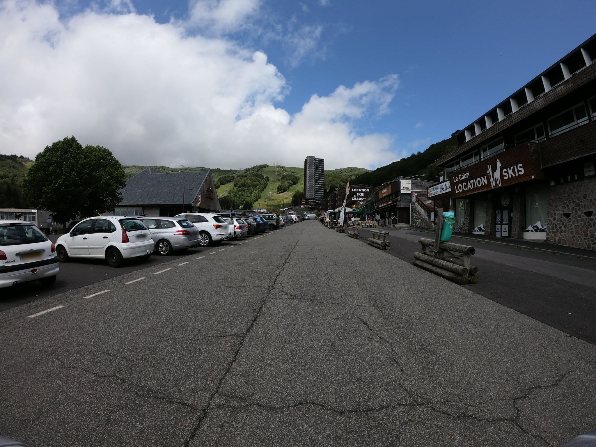 Street view near Hotel Perdrix Super Besse, Besse-et-Saint-Anastaise — © joostjakob (CC BY-SA · Mapillary)