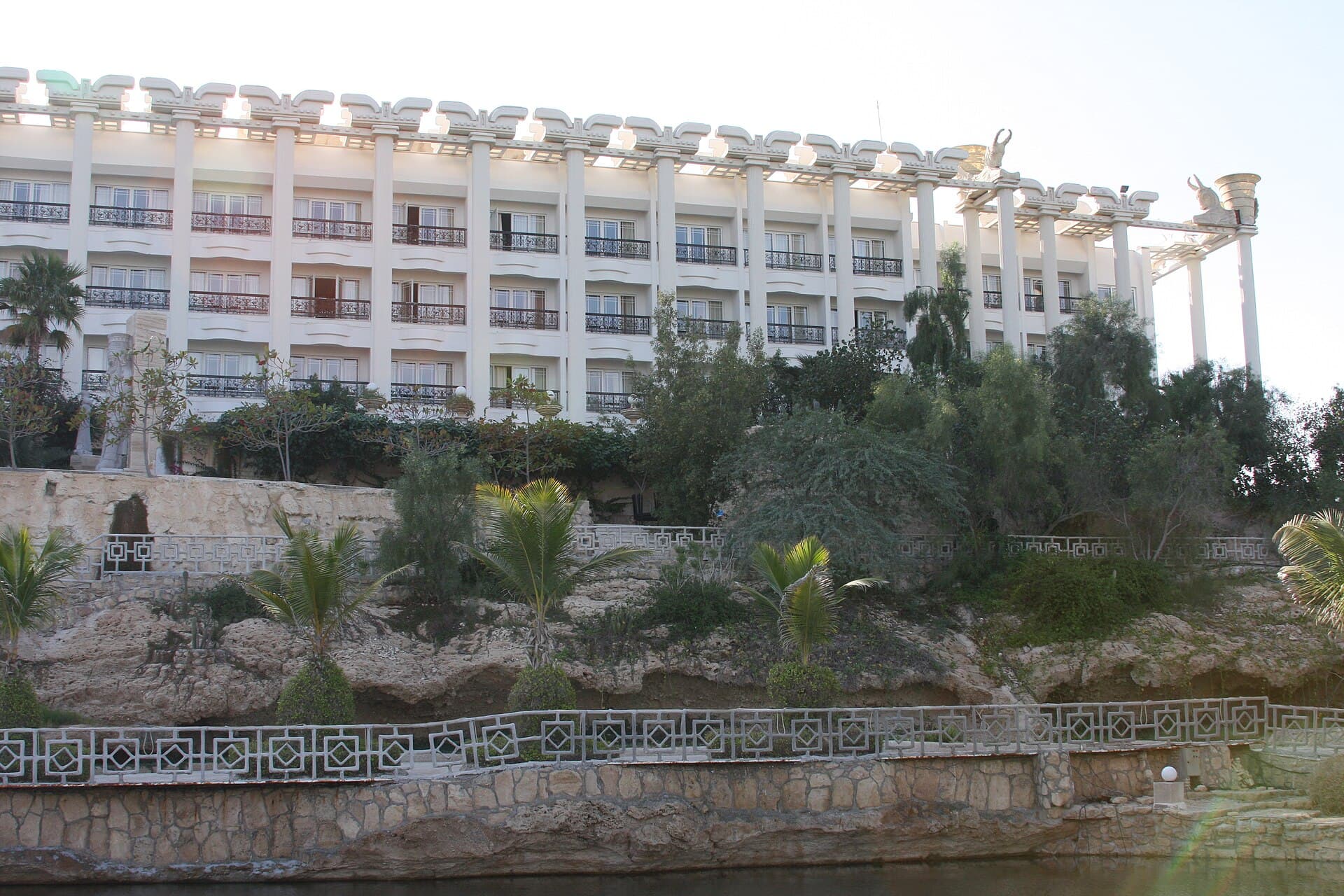 Dariush Grand Hotel | هتل بزرگ داریوش (via Wikimedia Commons, CC BY 3.0)