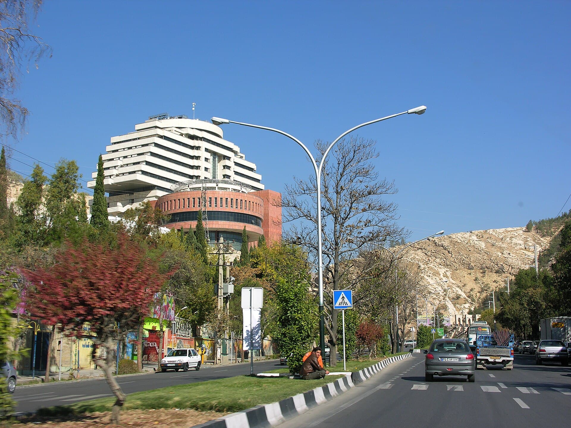 Shiraz Grand Hotel | هتل بزرگ شیراز (via Wikimedia Commons, CC BY-SA 3.0)