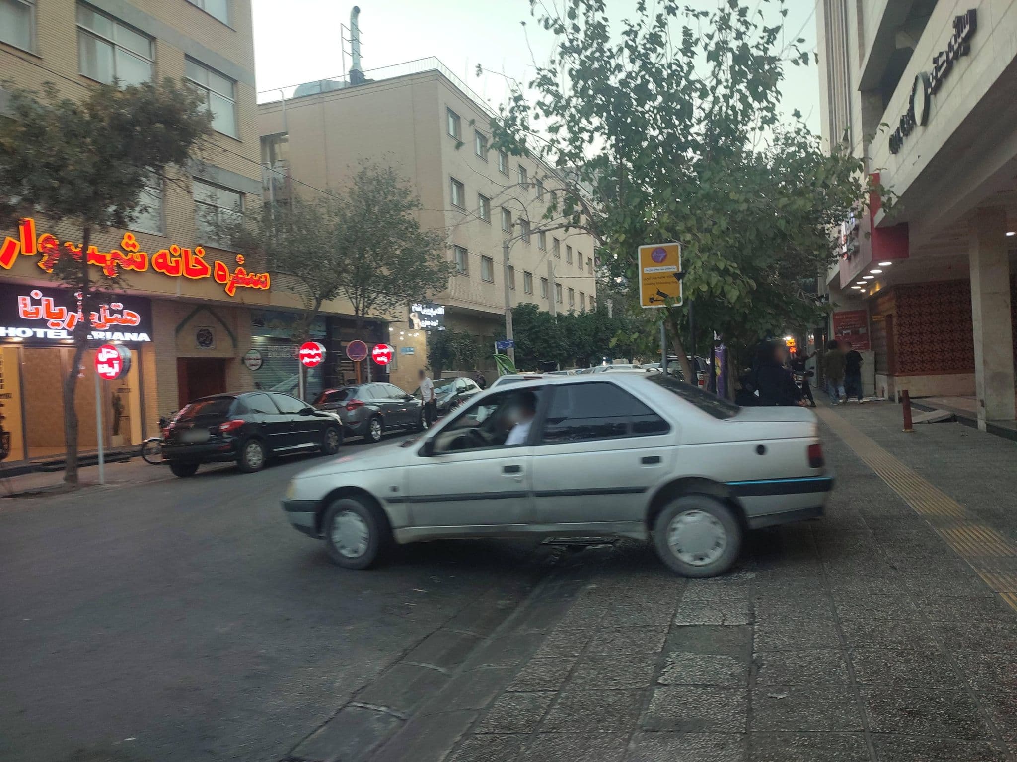 Street view near Ariana Hotel | هتل آریانا, Shiraz — © shz_mapper (CC BY-SA · Mapillary)