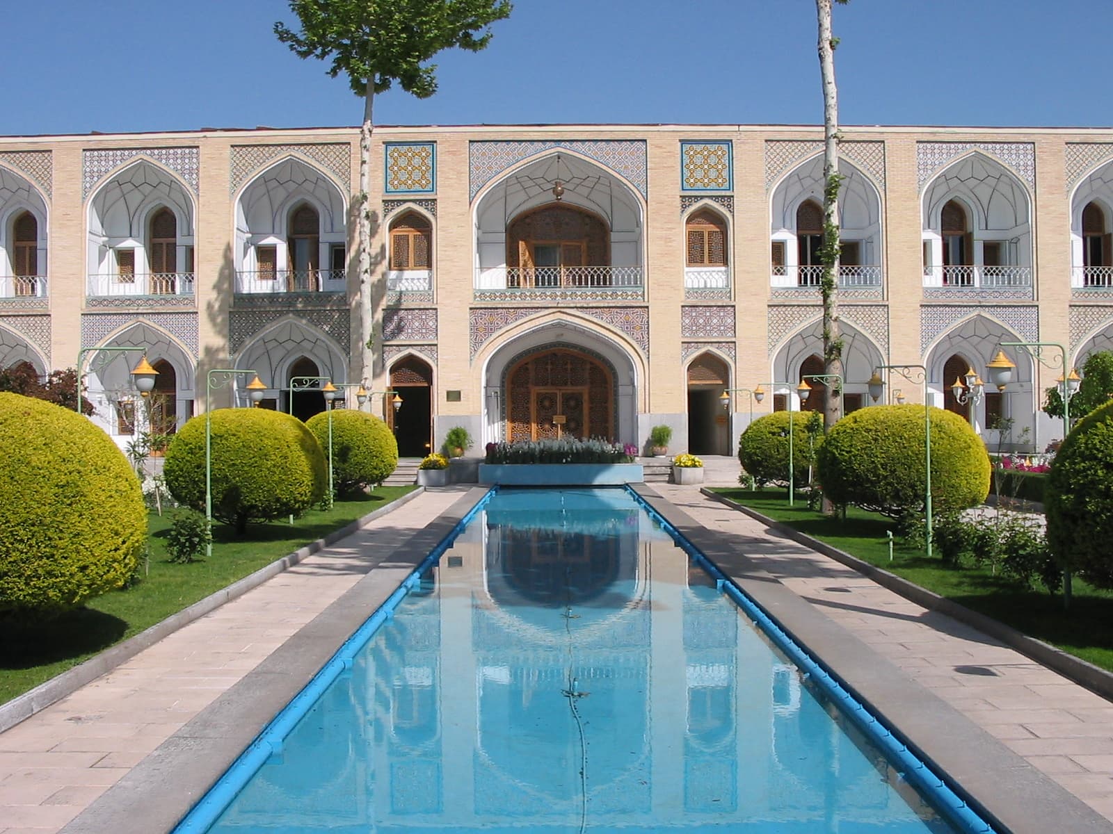 Abbasi Hotel | هتل عباسی (via Wikimedia Commons, CC BY-SA 3.0)