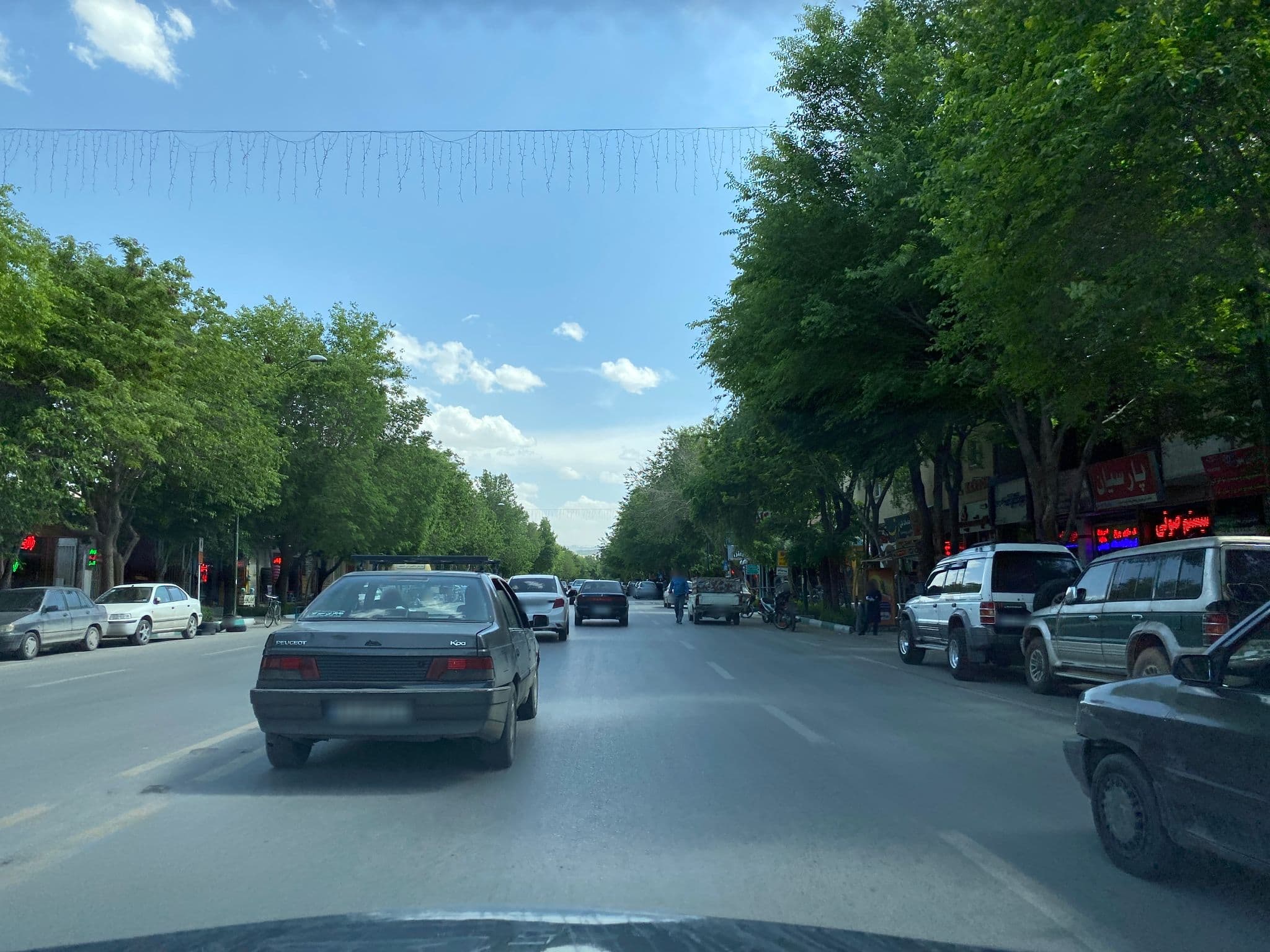 Street view near Karoon Hotel | هتل کارون, Isfahan — © bigbang001 (CC BY-SA · Mapillary)