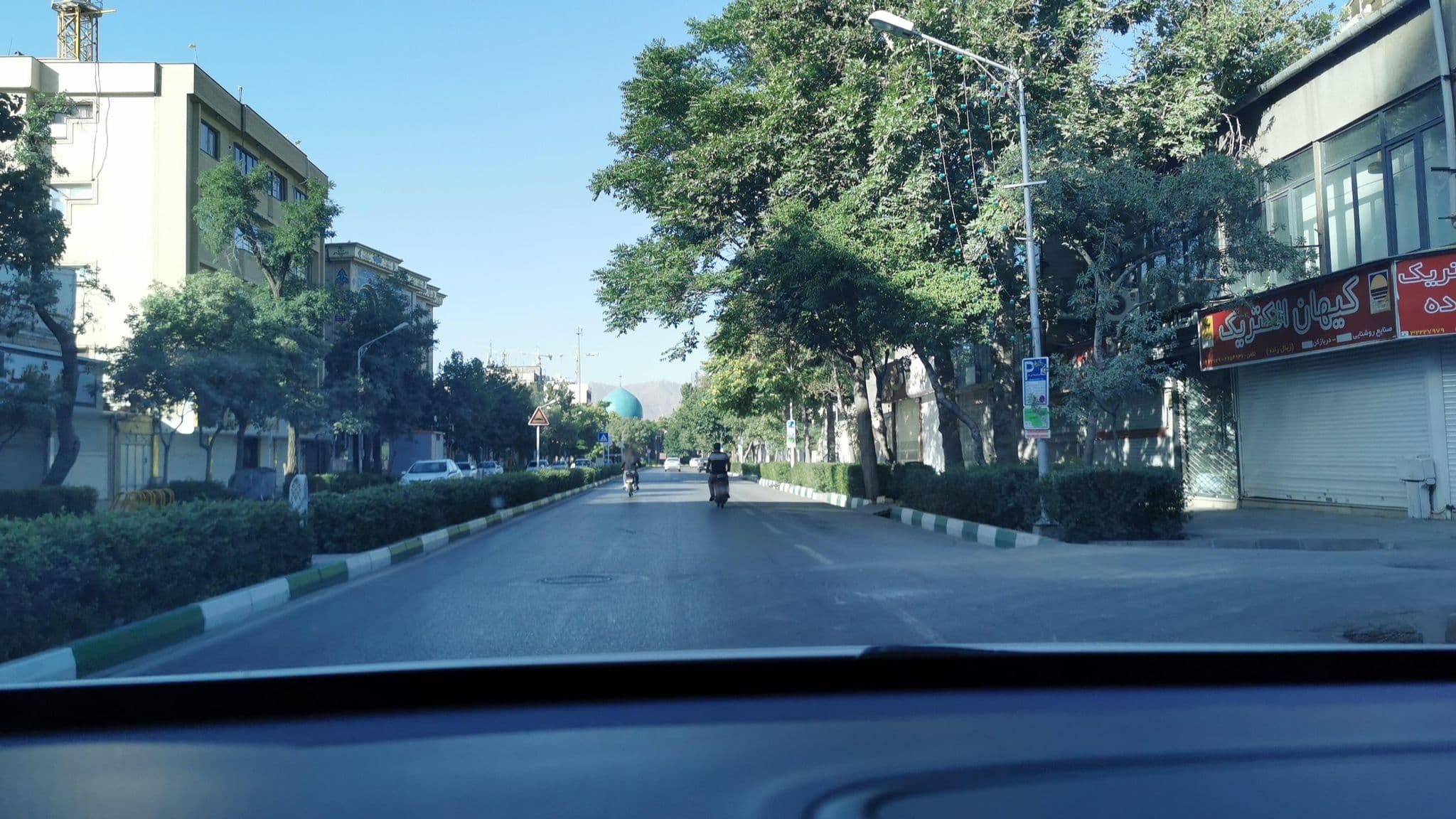 Street view near رستوران هتل قصر نيلي, Mashhad — © kesler (CC BY-SA · Mapillary)