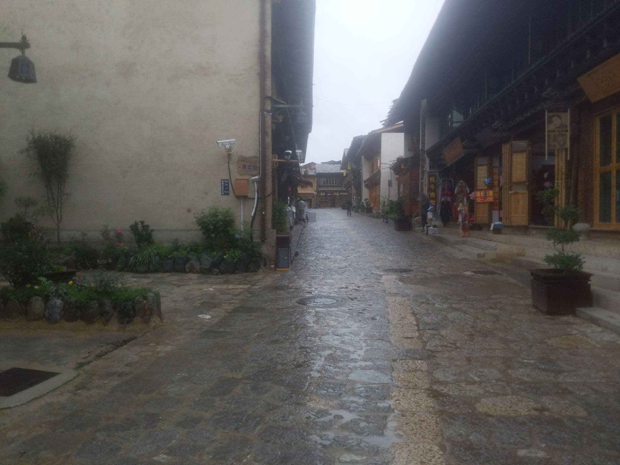 Street view near Shangajoy Seasons Inn, Shangri-La — © artoria2e5 (CC BY-SA · Mapillary)