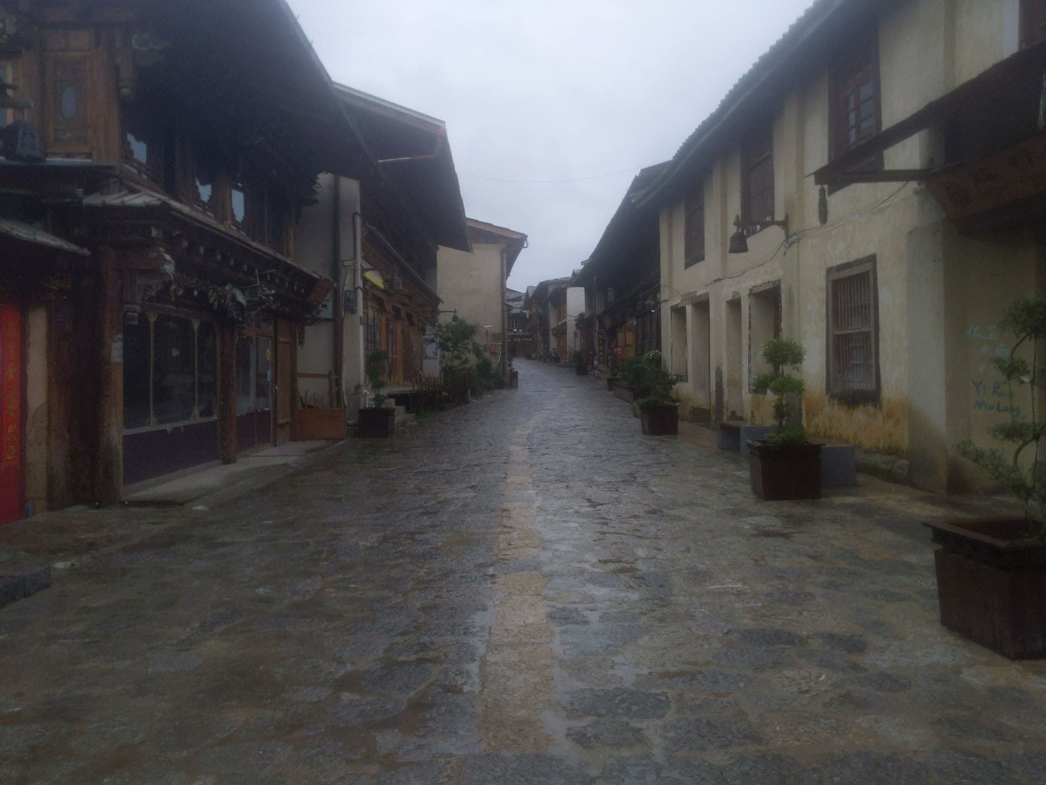 Street view near Dragon Cloud, Shangri-La — © artoria2e5 (CC BY-SA · Mapillary)