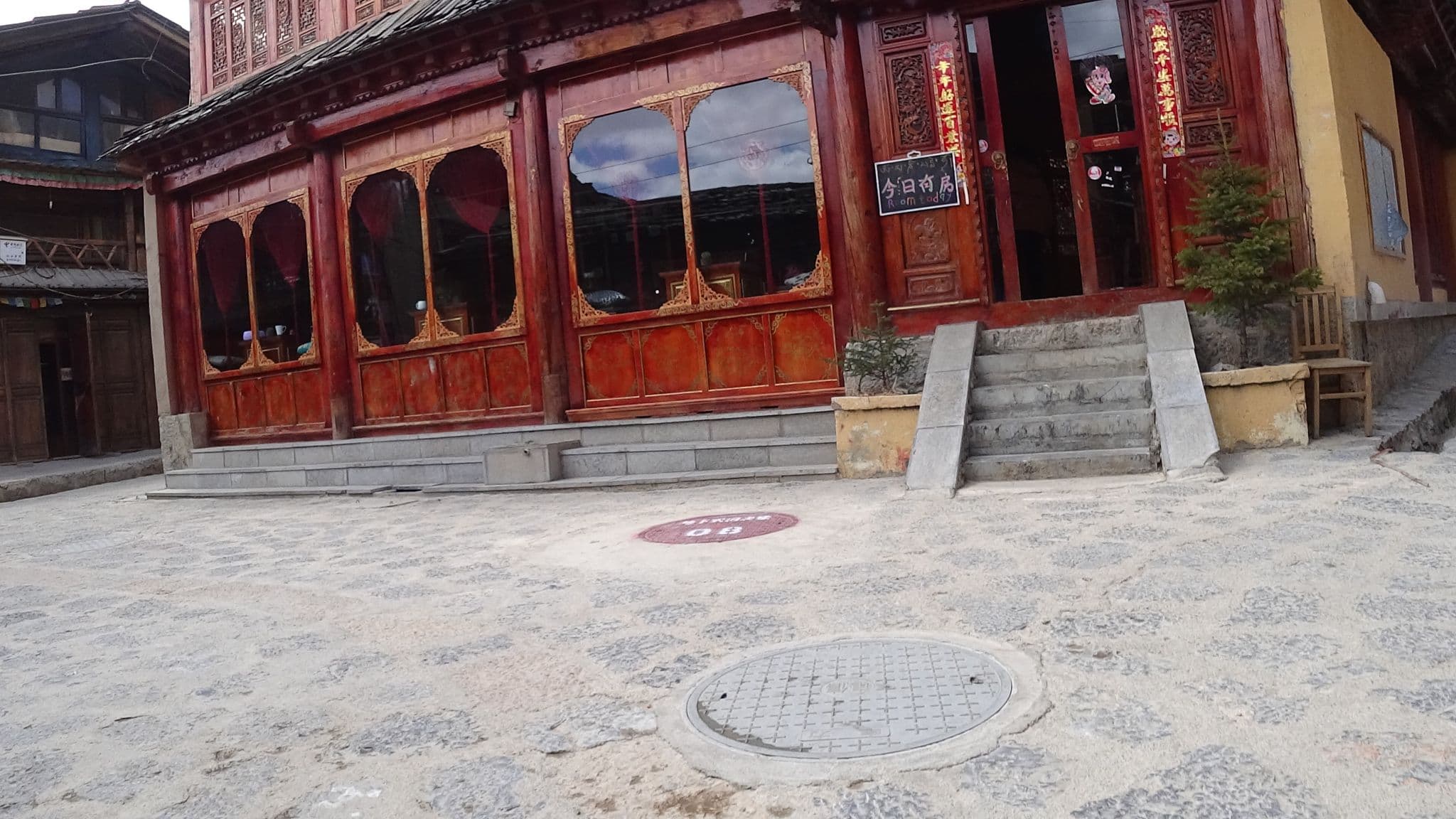 Street view near 龙行客栈, Shangri-La — © tobstu (CC BY-SA · Mapillary)