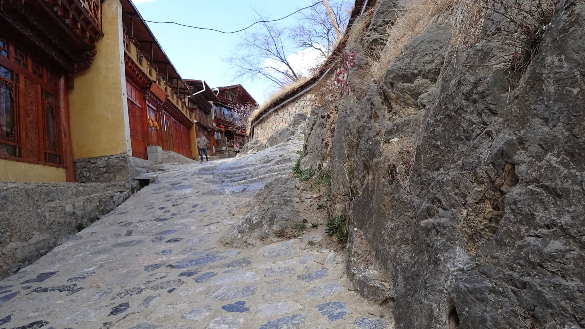 Street view near Shangri-la Bird Of Paradise Inn, Shangri-La — © tobstu (CC BY-SA · Mapillary)