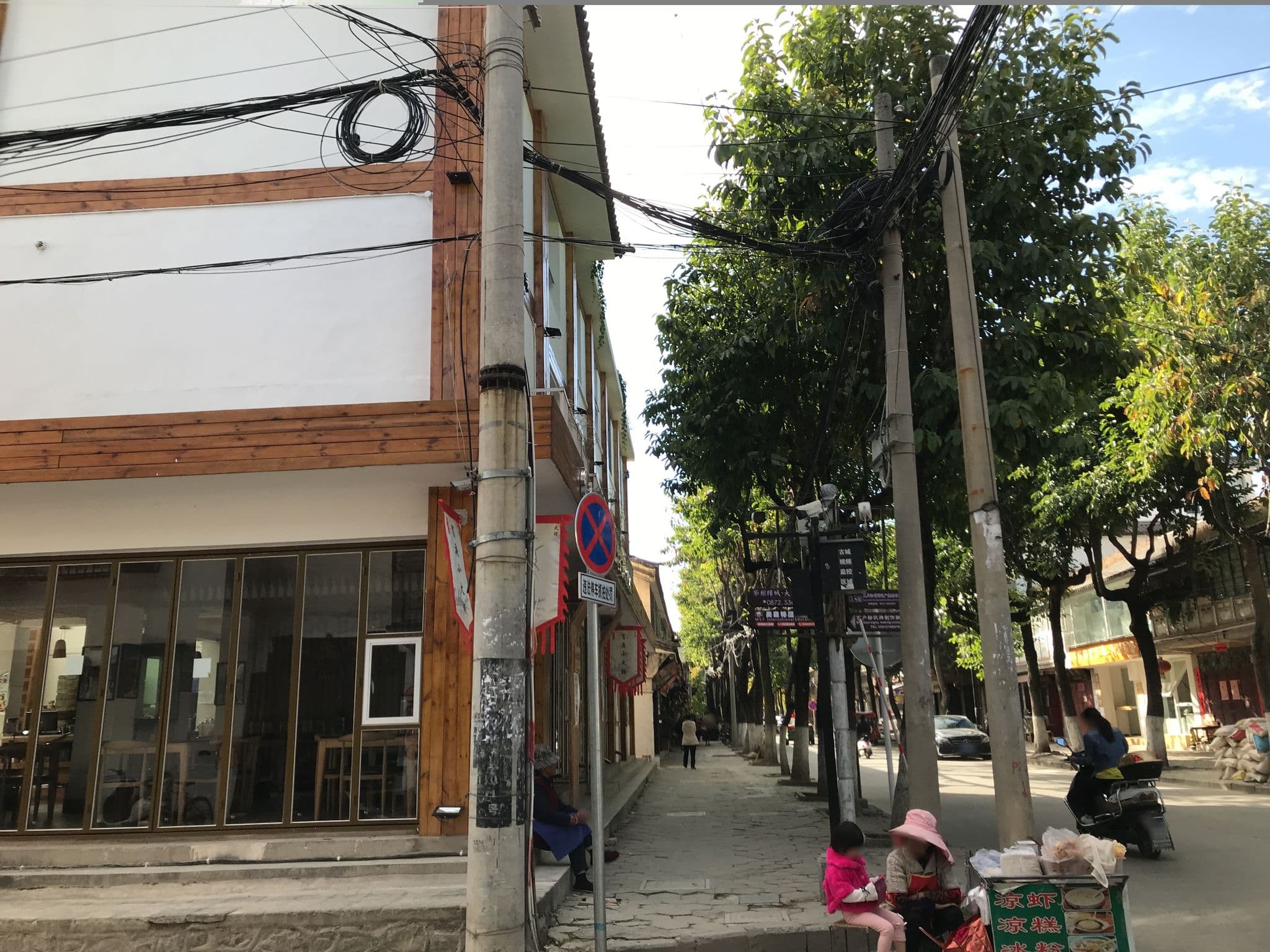 Street view near Dali Spoor Youth Hostel, Dali Old Town — © tao (CC BY-SA · Mapillary)