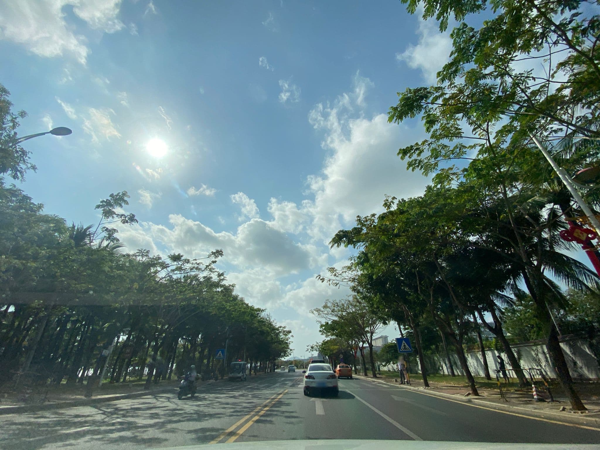 Street view near 三亚湾罗马假日精品度假公寓, Sanya — © adirricor (CC BY-SA · Mapillary)