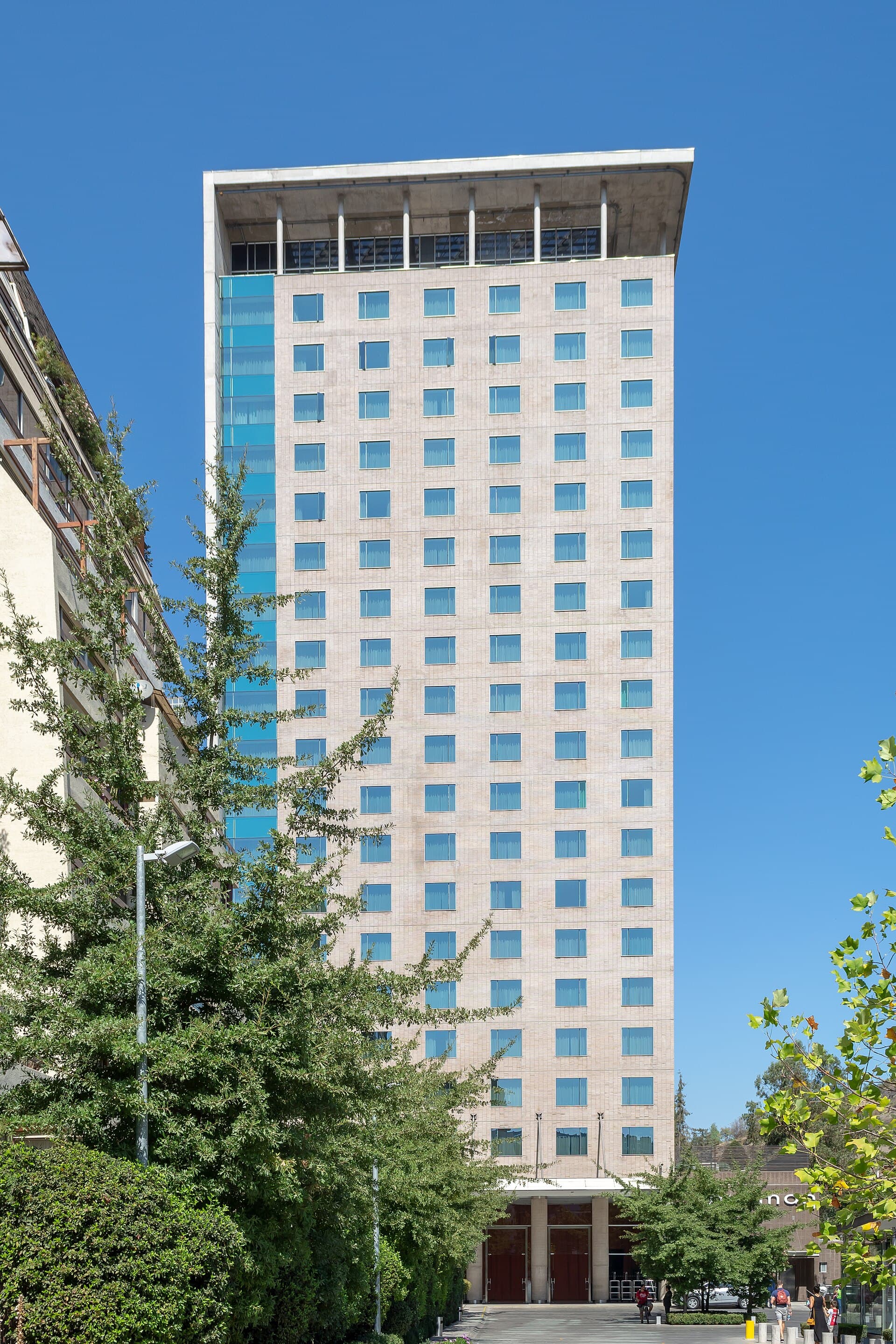 Pullman Santiago Vitacura (via Wikimedia Commons, CC BY-SA 4.0)