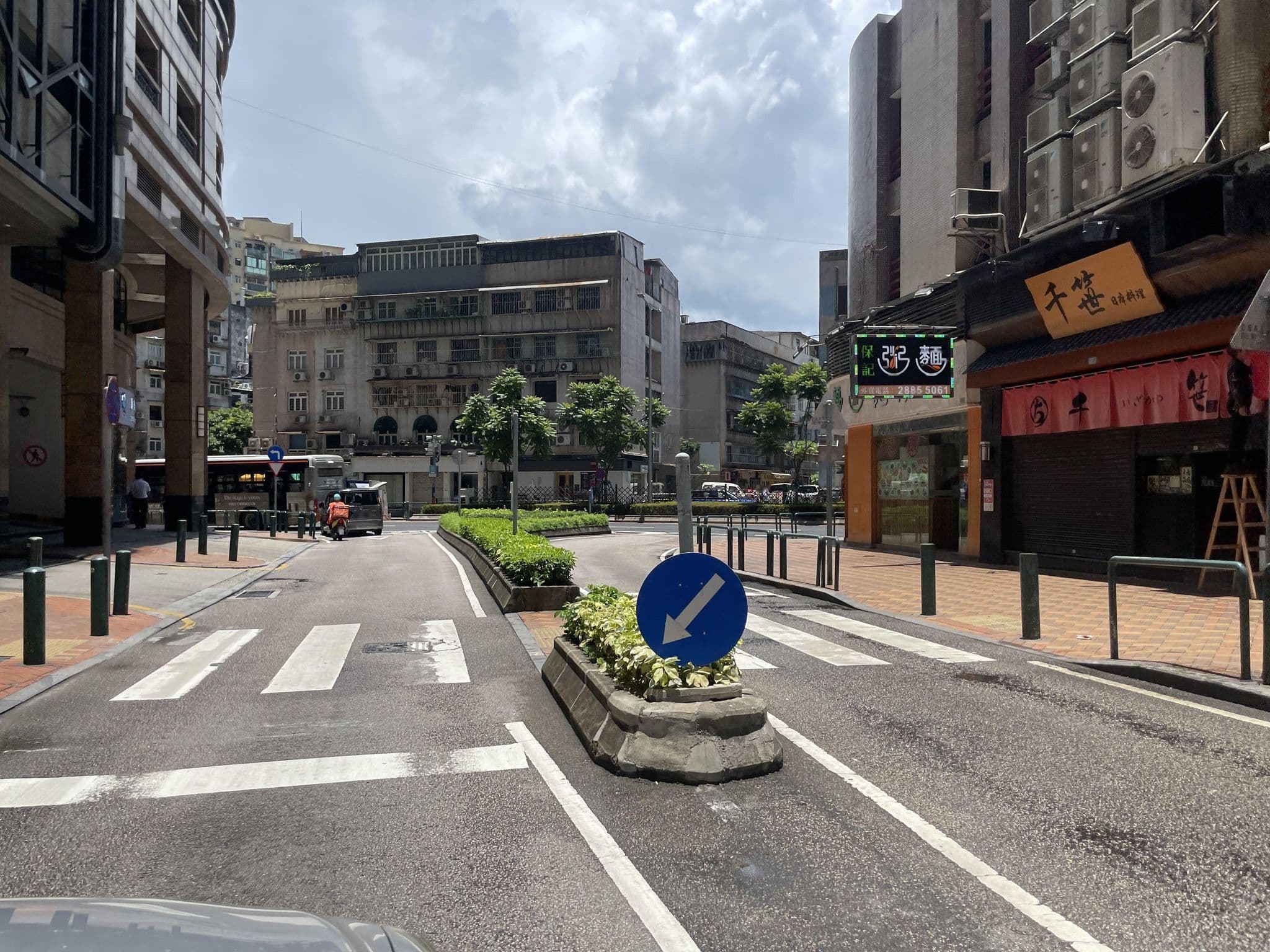 Street view near Marriott Vacation Club, The Buckingham, São Lourenço — © joaocsampayo (CC BY-SA · Mapillary)