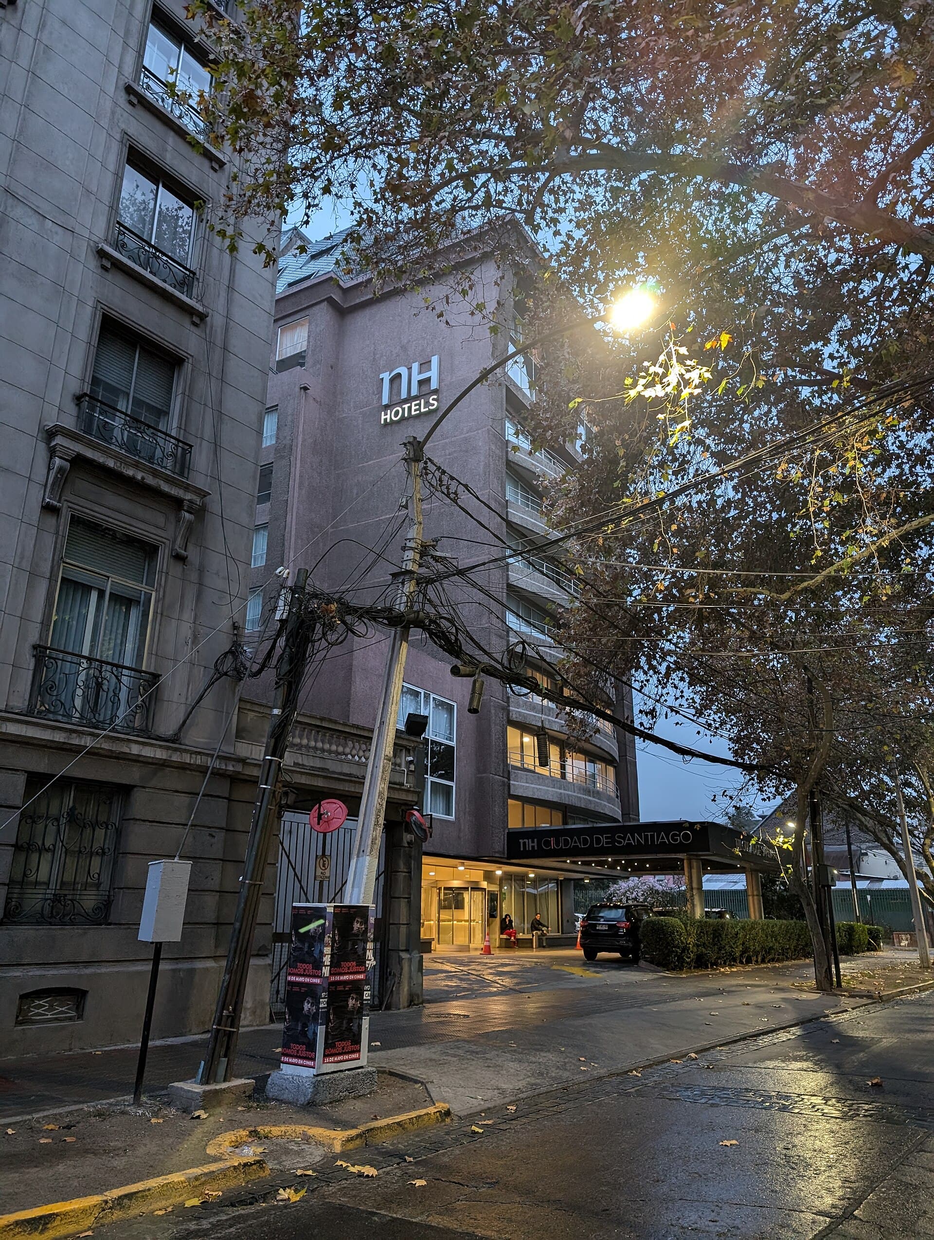 Hotel NH Ciudad De Santiago (via Wikimedia Commons, CC BY-SA 4.0)