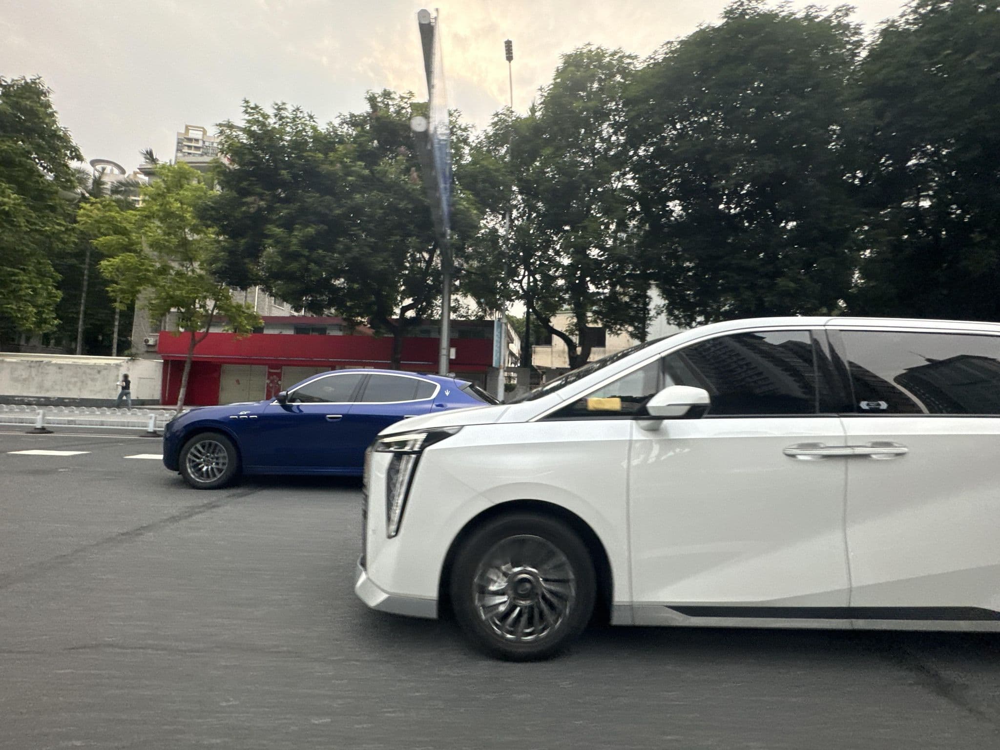 Street view near 广州东站逸拾光青年旅舍, Guangzhou — © filipb (CC BY-SA · Mapillary)