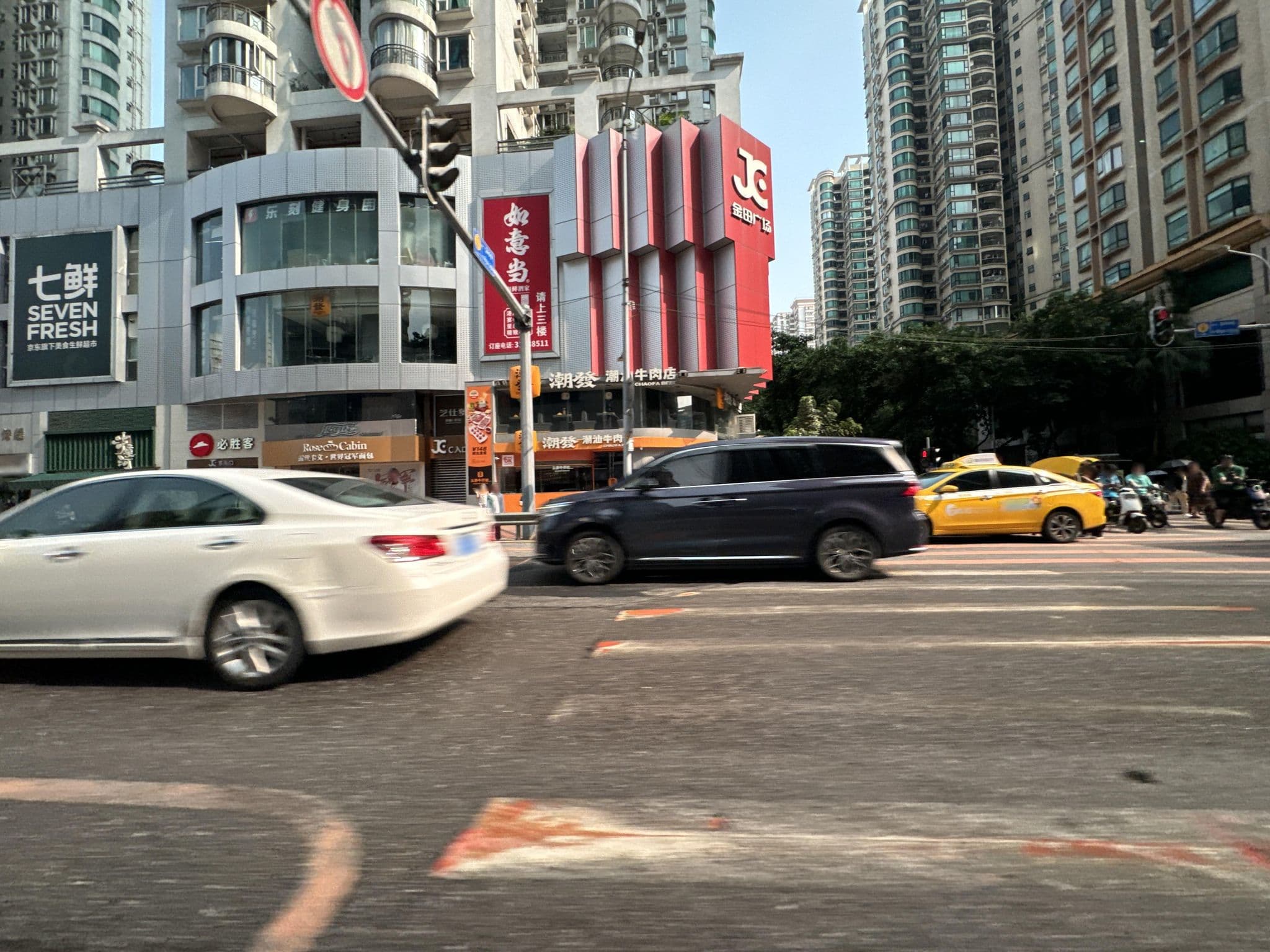 Street view near 广州侨鸿酒店, Guangzhou — © filipb (CC BY-SA · Mapillary)