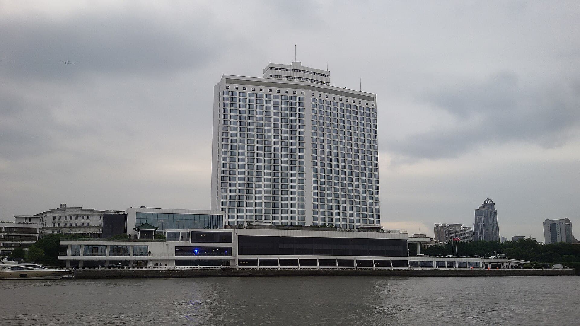 白天鵝賓館 White Swan Hotel (via Wikimedia Commons, CC BY-SA 4.0)