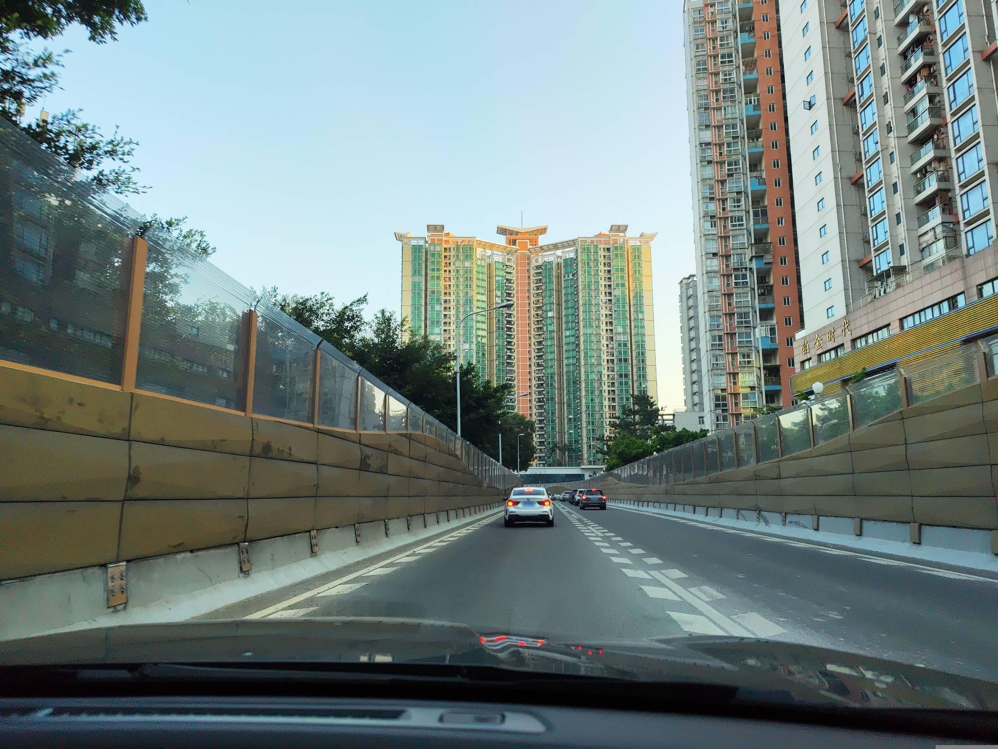 Street view near 友谊酒店 Friendship Hotel, Luohu District — © Obanazawa_Kuri (CC BY-SA · Mapillary)