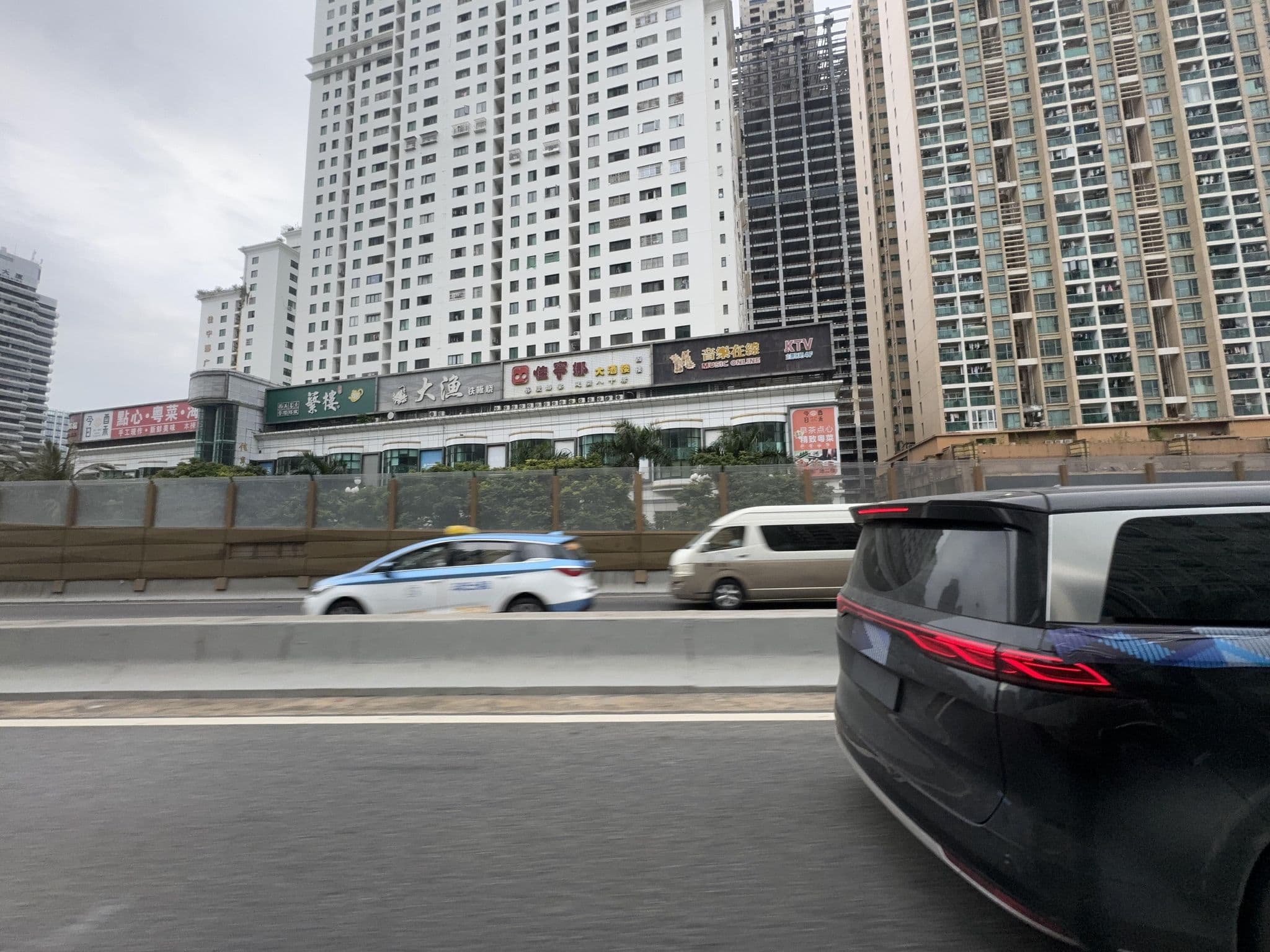 Street view near 月湾商务酒店, Luohu District — © filipb (CC BY-SA · Mapillary)