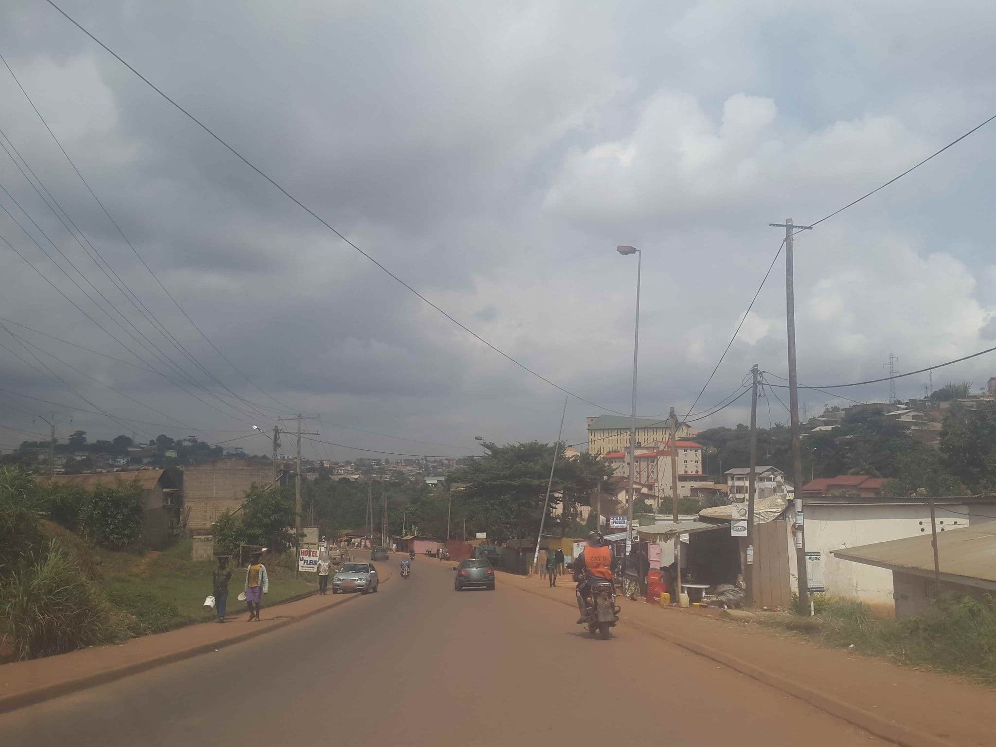 Street view near Hôtel la Fleur, Yaoundé