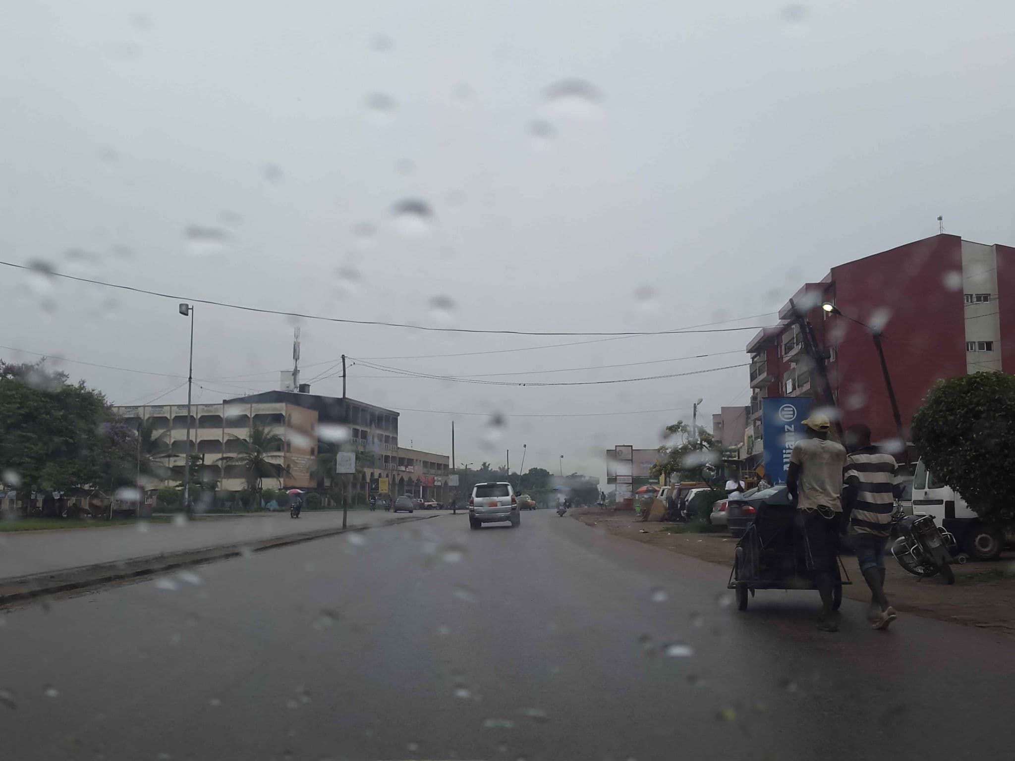 Street view near Denver Plaza, Douala