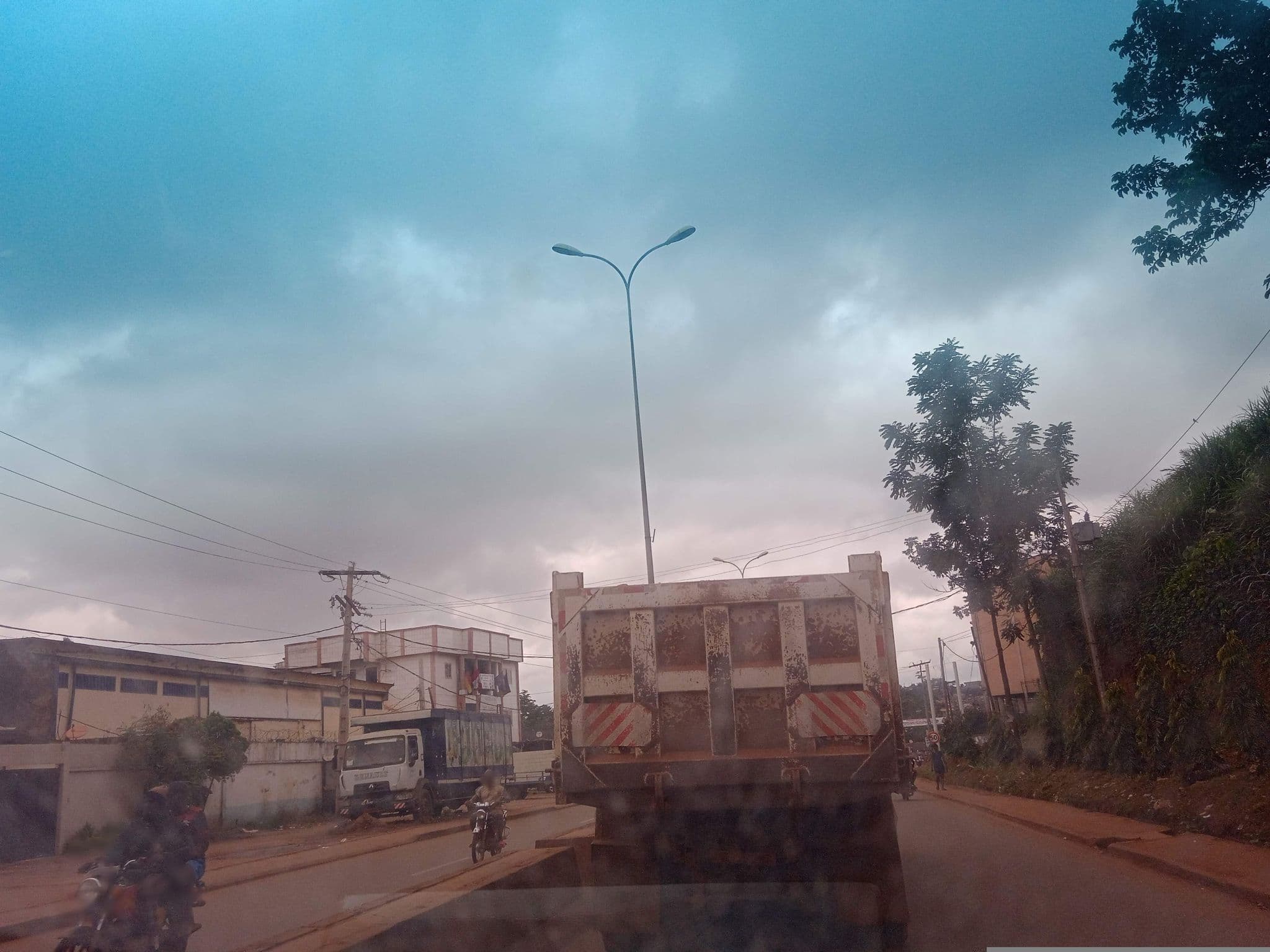 Street view near LA CAVE SIMSON HOTEL, Yaoundé