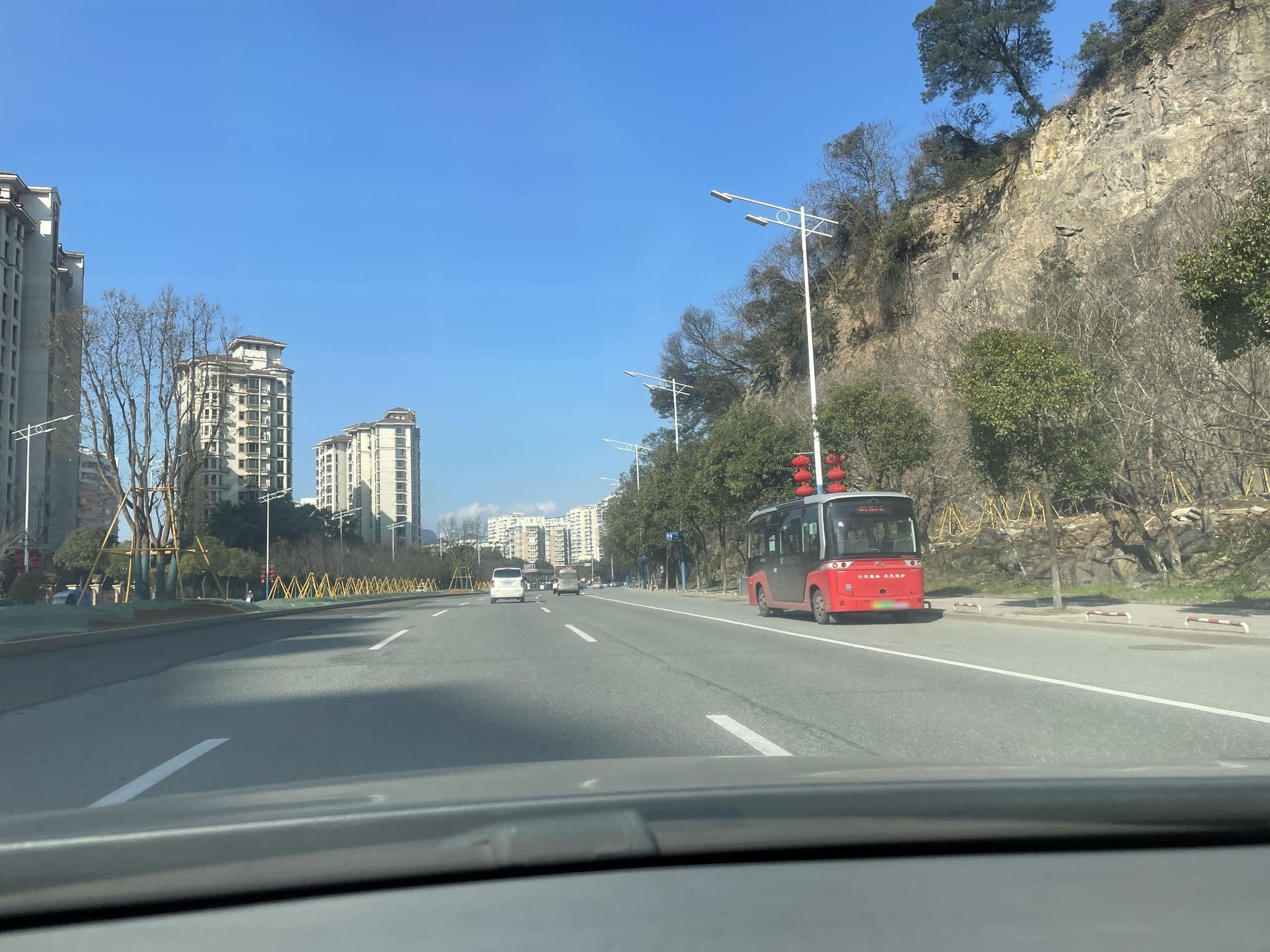 Street view near Howard Johnson Onehome Hotel  Wenzhou, Wenzhou — © LisbethMarkus (CC BY-SA · Mapillary)