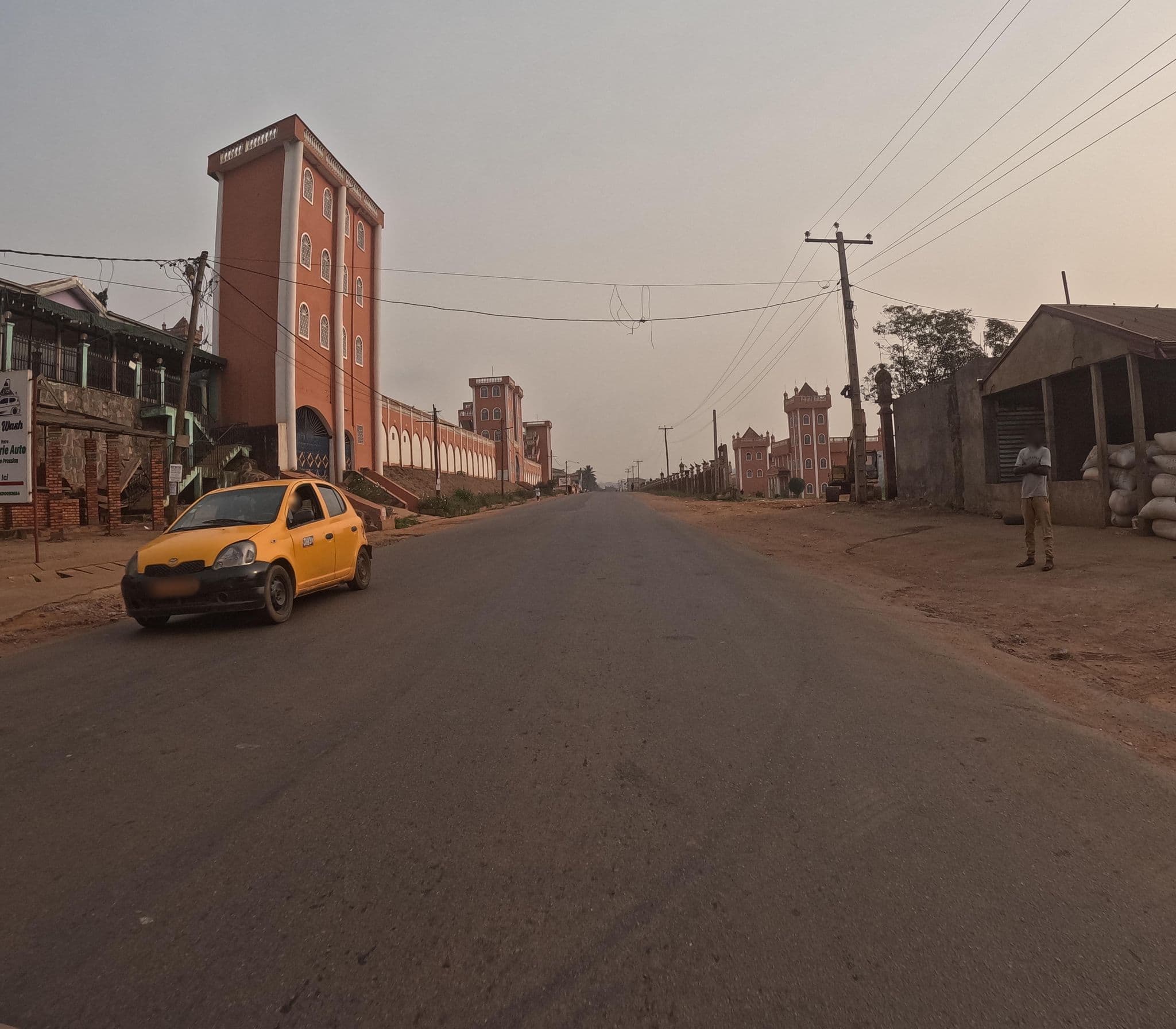Street view near Le Monarque, Yaoundé