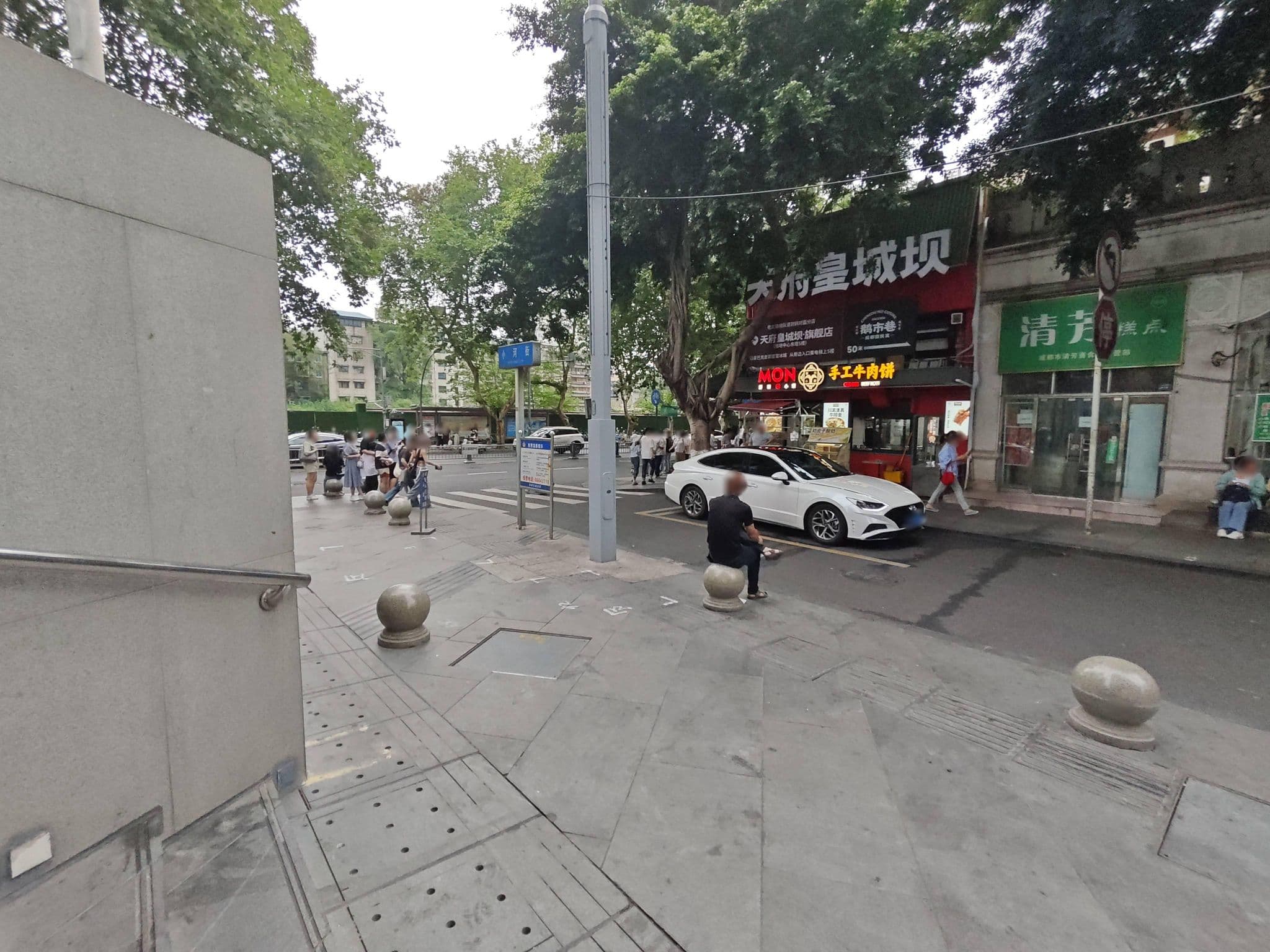 Street view near Western Royal Palace Hotel, Chengdu — © xbd (CC BY-SA · Mapillary)