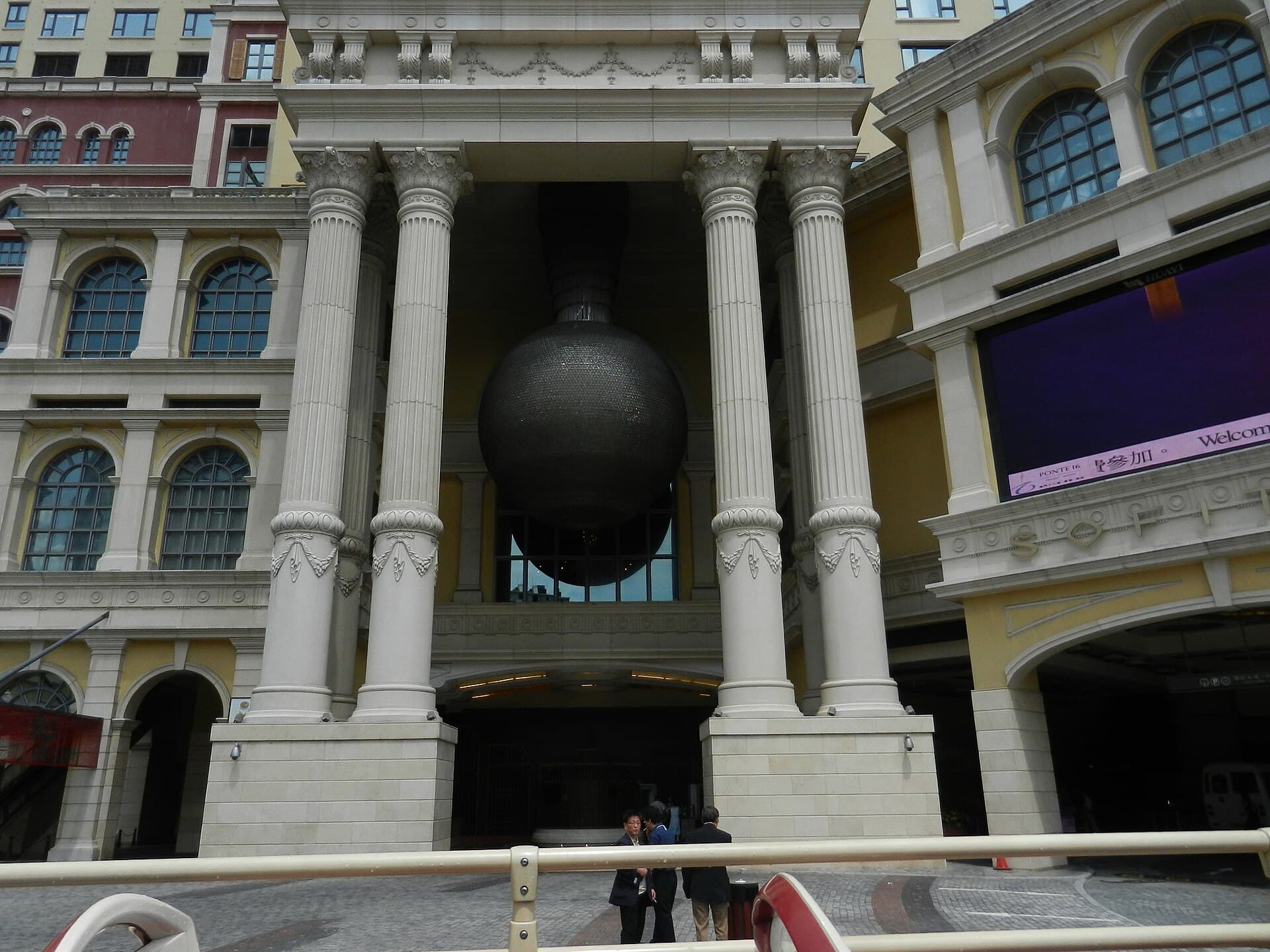 澳門十六浦索菲特酒店 Hotel Sofitel Macau De Ponte 16 (via Wikimedia Commons, CC BY 3.0)