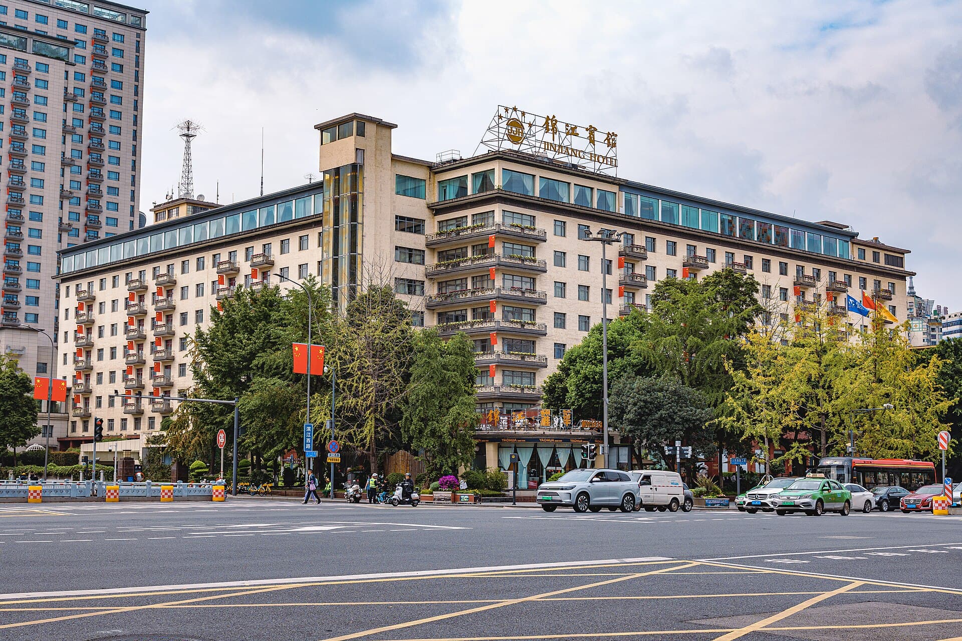 Jinjiang Hotel (via Wikimedia Commons, CC BY-SA 4.0)