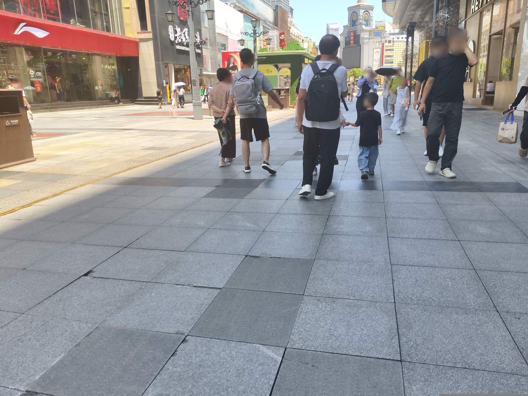Street view near Grand Hyatt Chengdu 成都群光君悦酒店, Chengdu — © fuf (CC BY-SA · Mapillary)