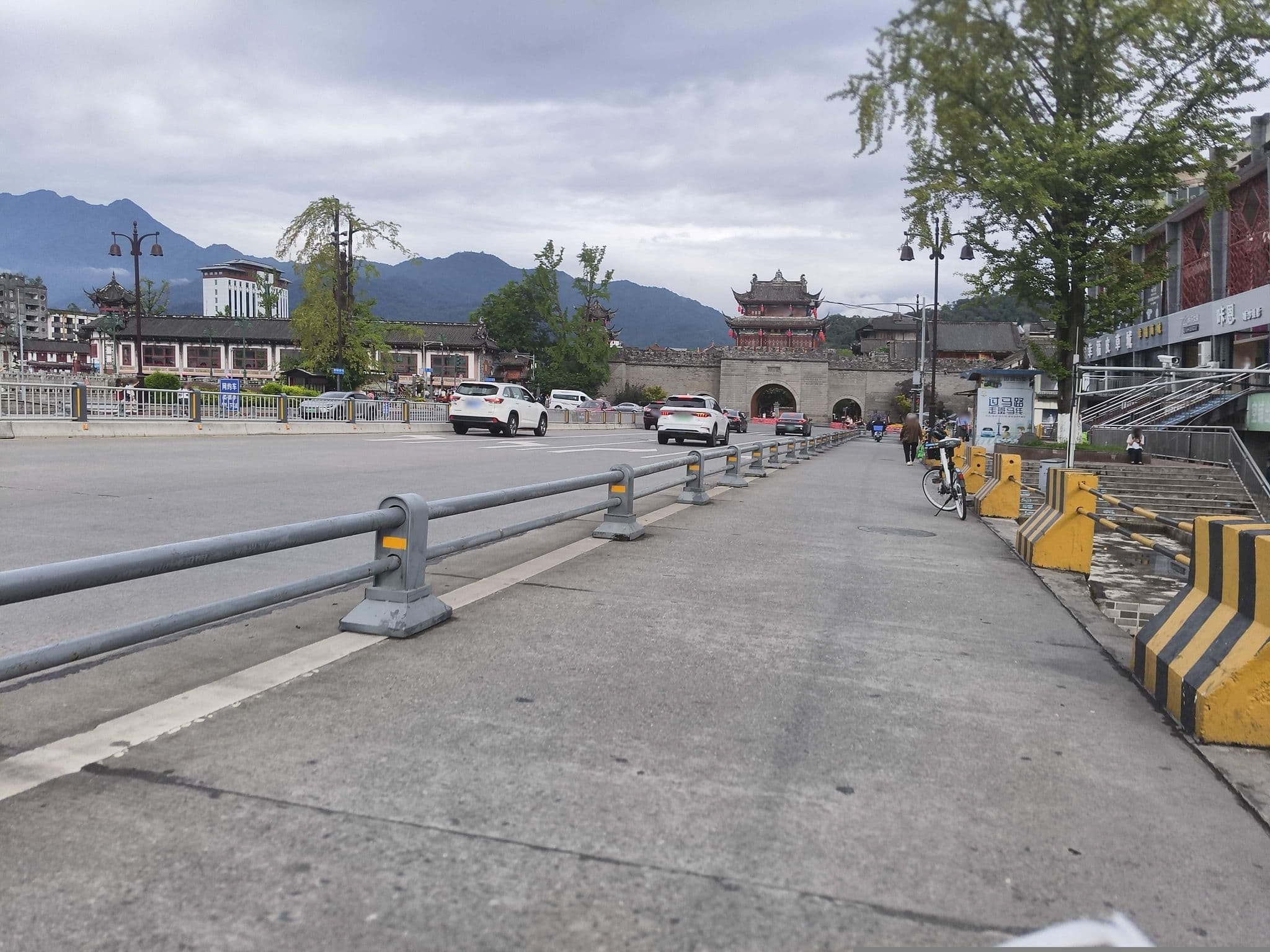 Street view near 都江堰柳河客栈, Tianpeng — © fuf (CC BY-SA · Mapillary)