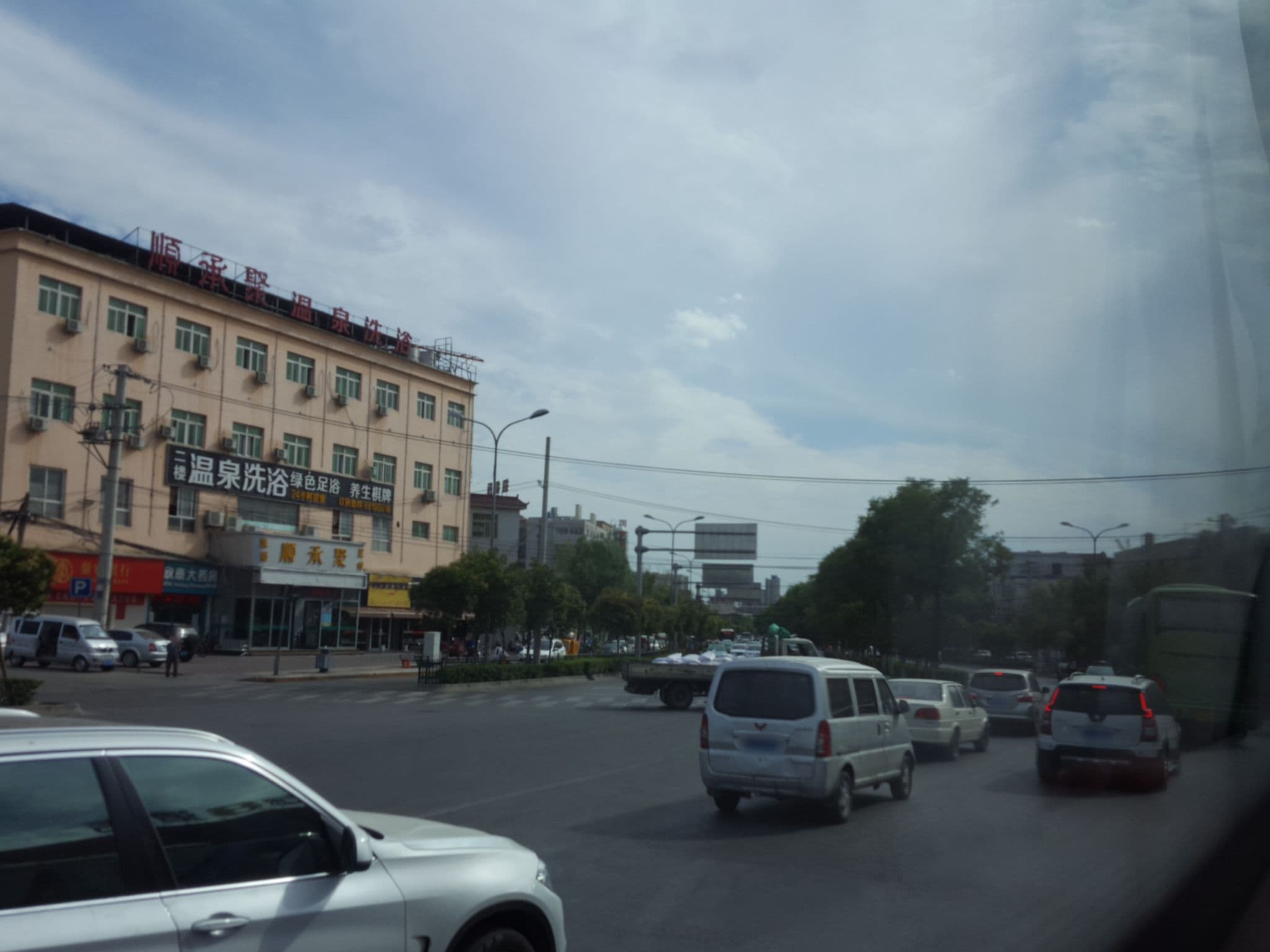 Street view near 速8酒店西安灞桥华东钢贸城店（内宾）, Xi’an — © hobgoblin (CC BY-SA · Mapillary)
