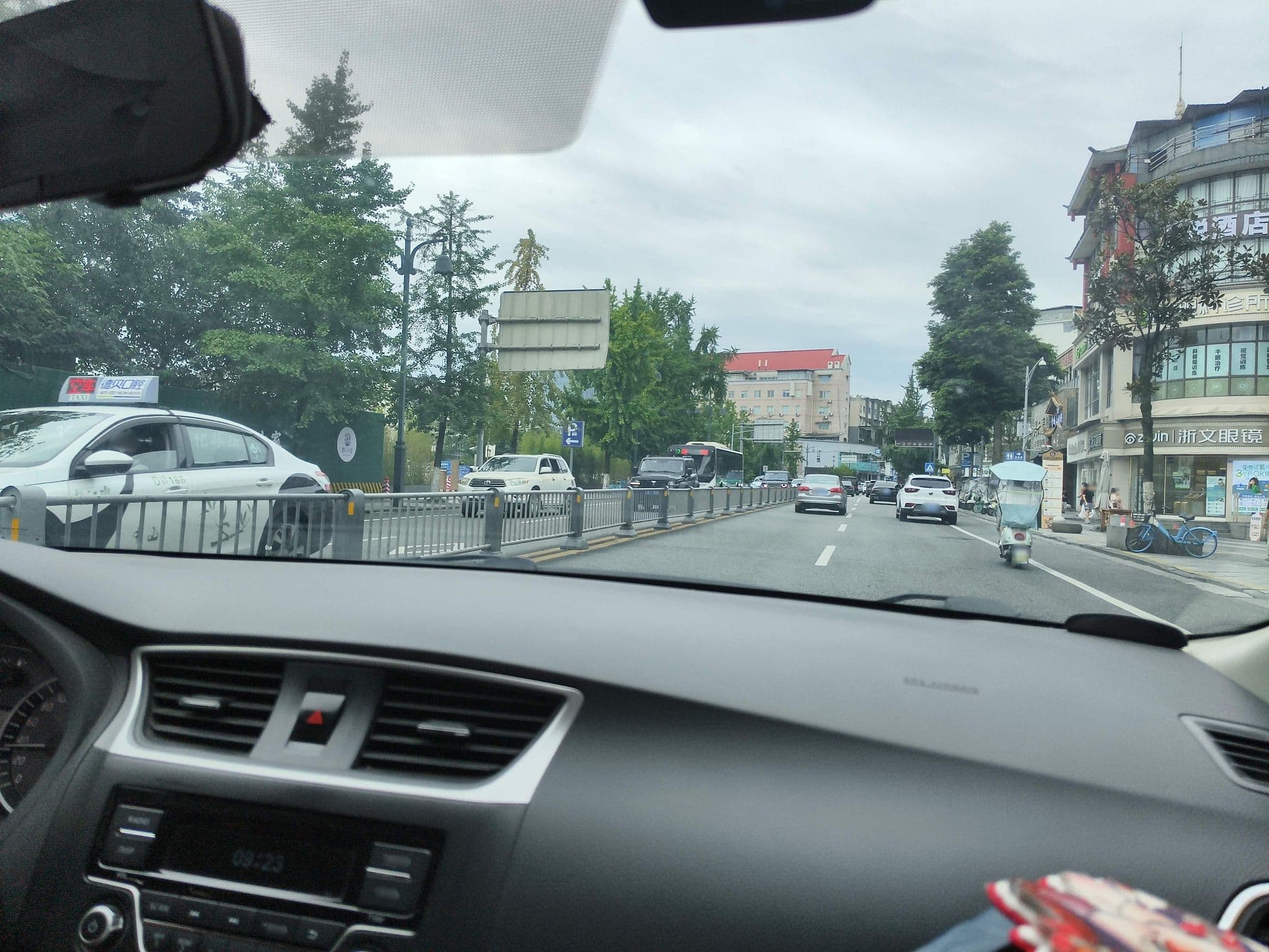 Street view near 喜悦国际假日酒店, Tianpeng — © fuf (CC BY-SA · Mapillary)