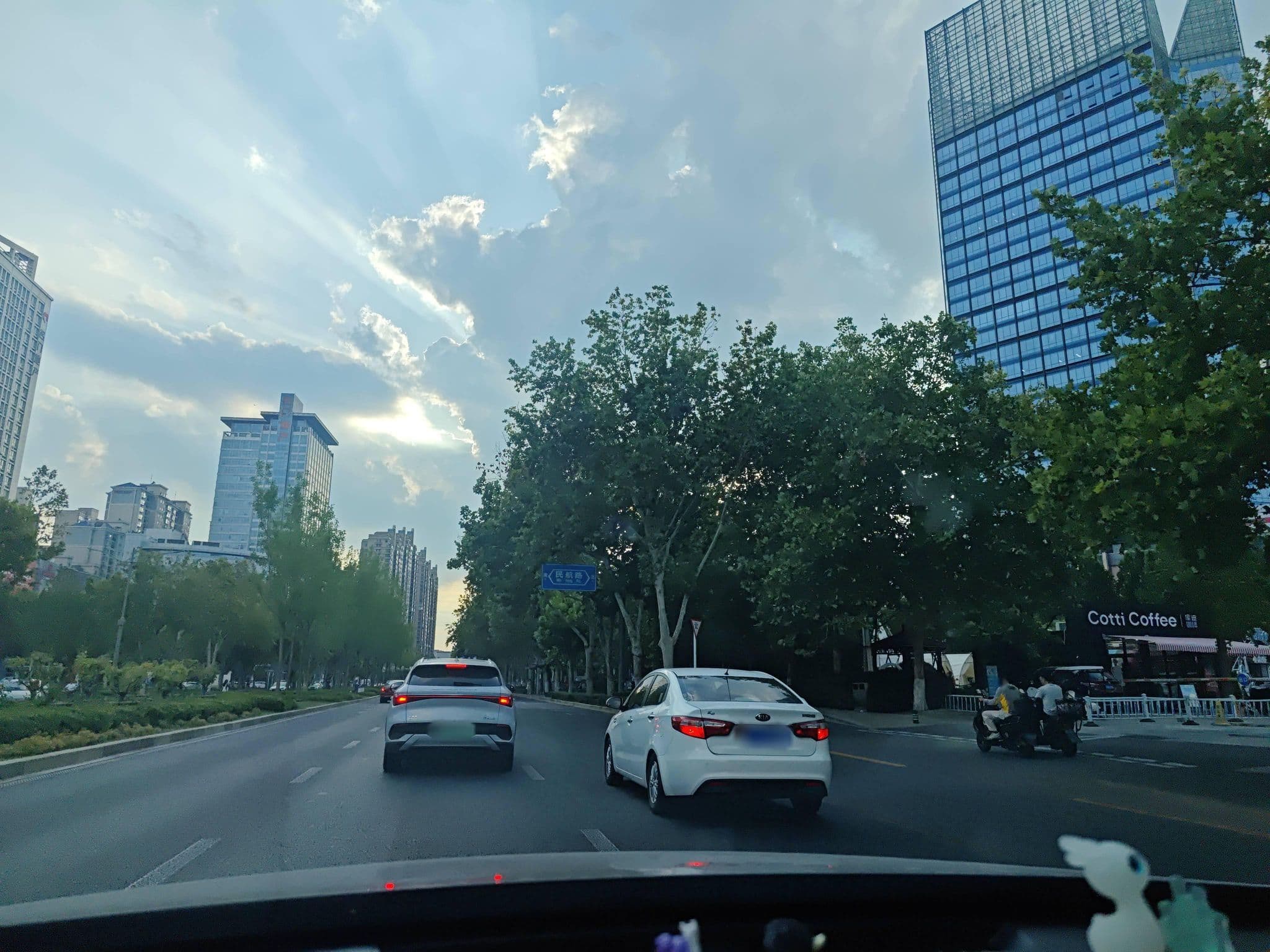 Street view near 兴亚建国饭店, Zhengzhou — © cuiniubeee (CC BY-SA · Mapillary)