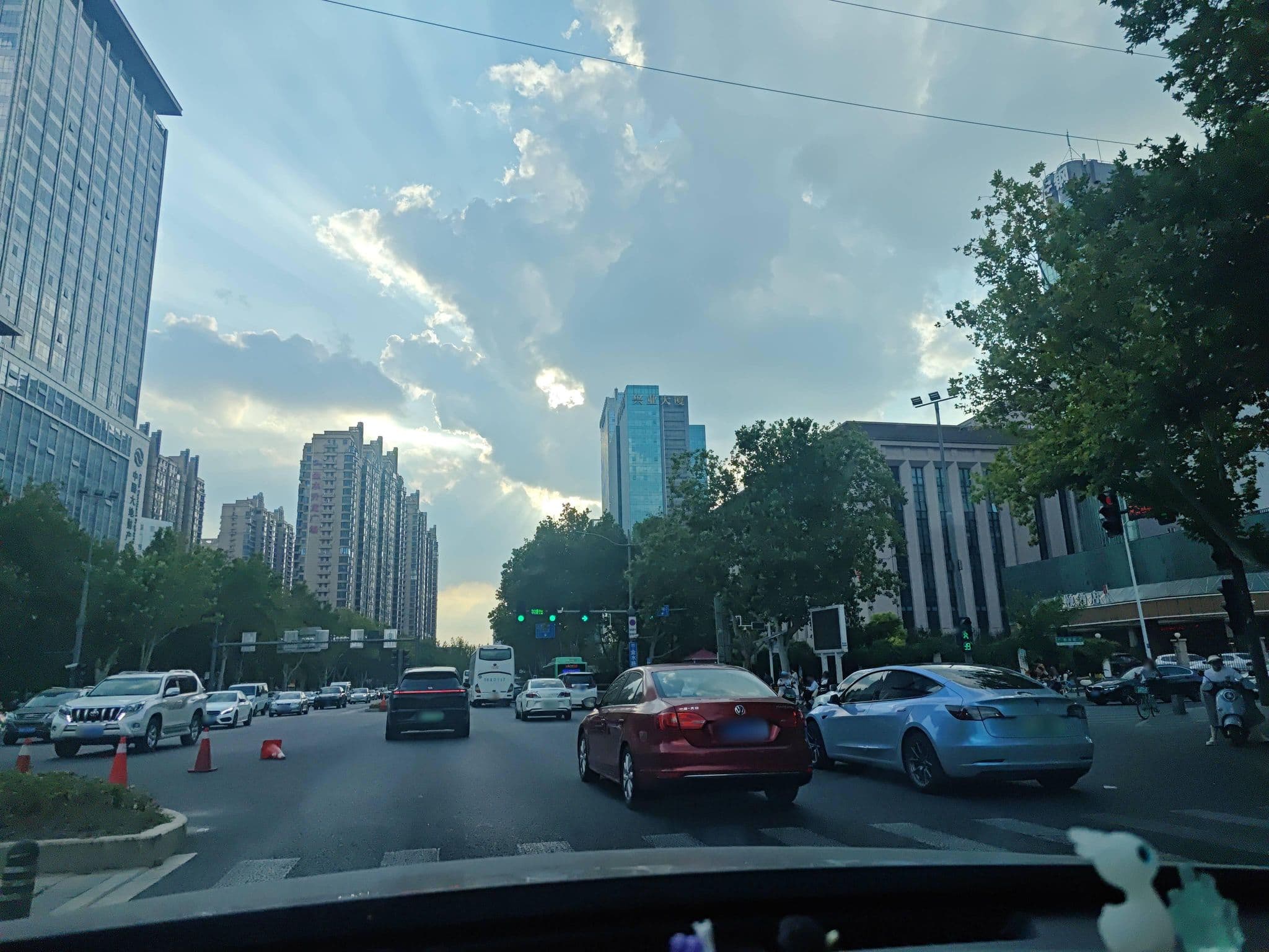 Street view near 郑州曼哈顿格林豪客精品酒店, Zhengzhou — © cuiniubeee (CC BY-SA · Mapillary)