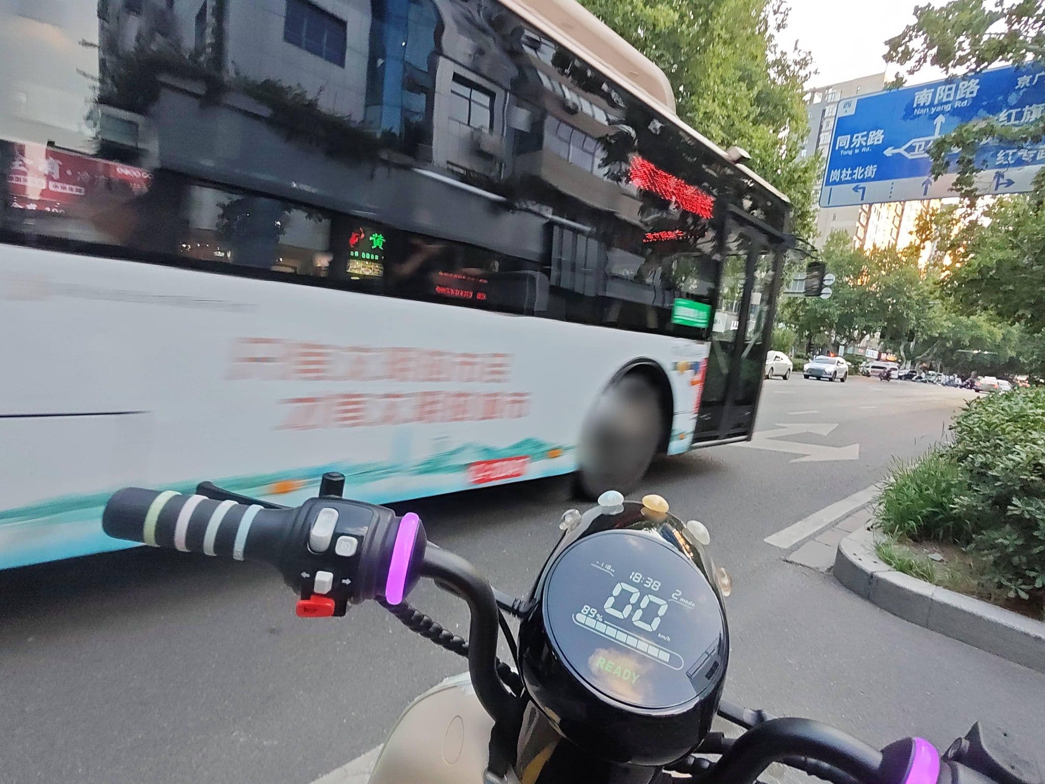 Street view near 如家快捷酒店, Zhengzhou — © cuiniubeee (CC BY-SA · Mapillary)