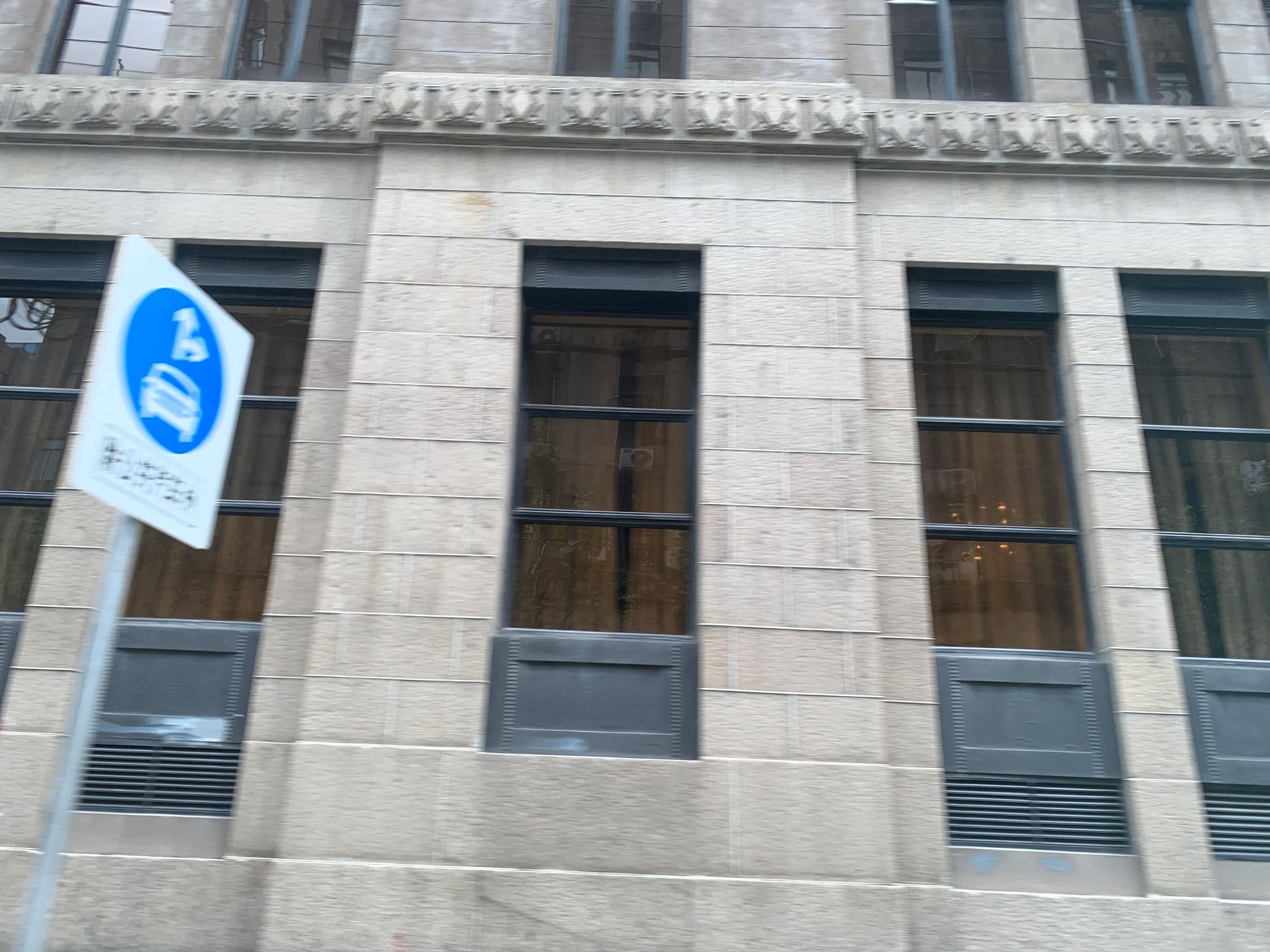 Street view near Metropolo, Huangpu — © pLyMiEwGpWDLryMacQzo (CC BY-SA · Mapillary)