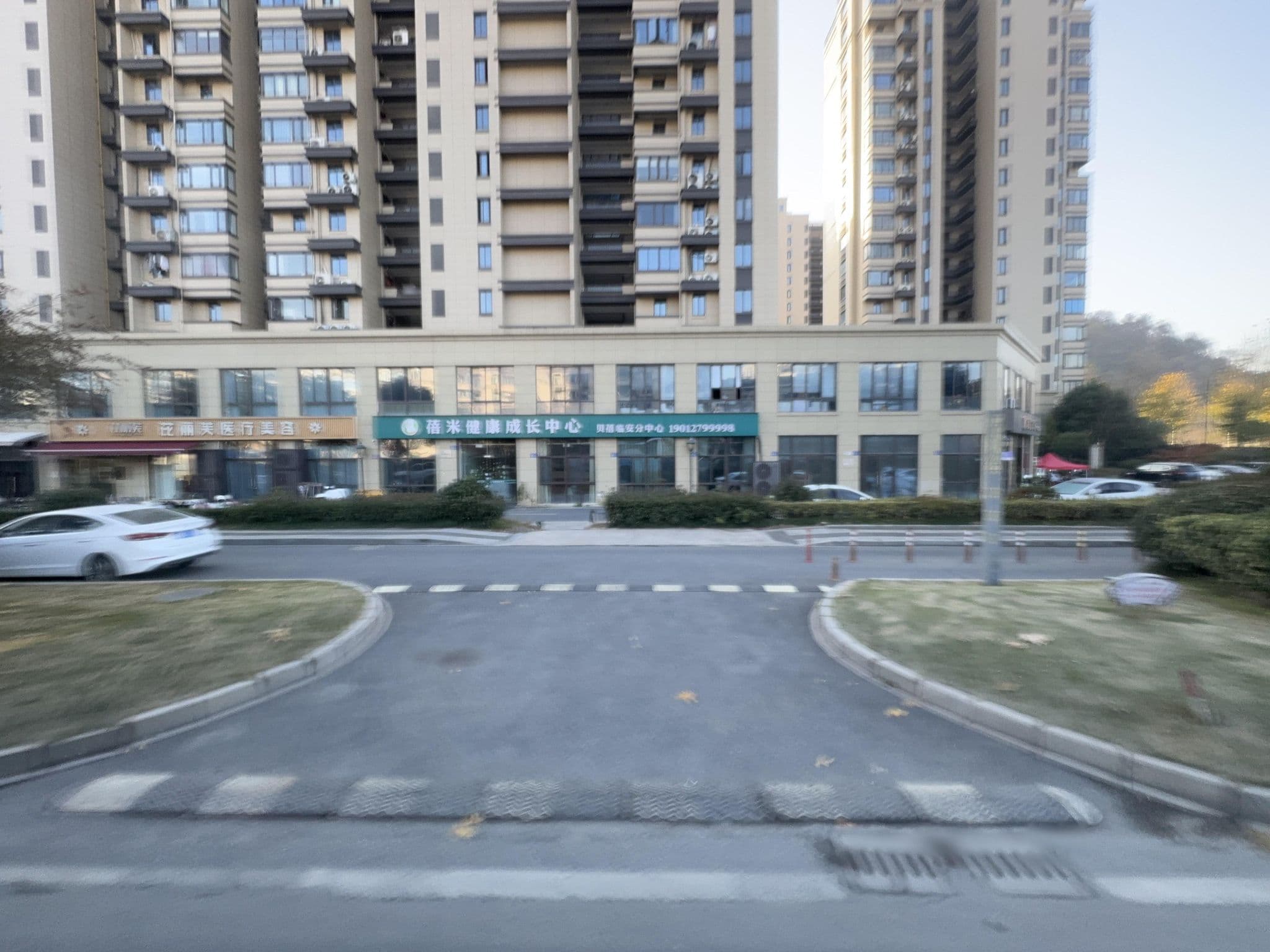 Street view near 临安杉宏宾馆, Deqing — © filipb (CC BY-SA · Mapillary)