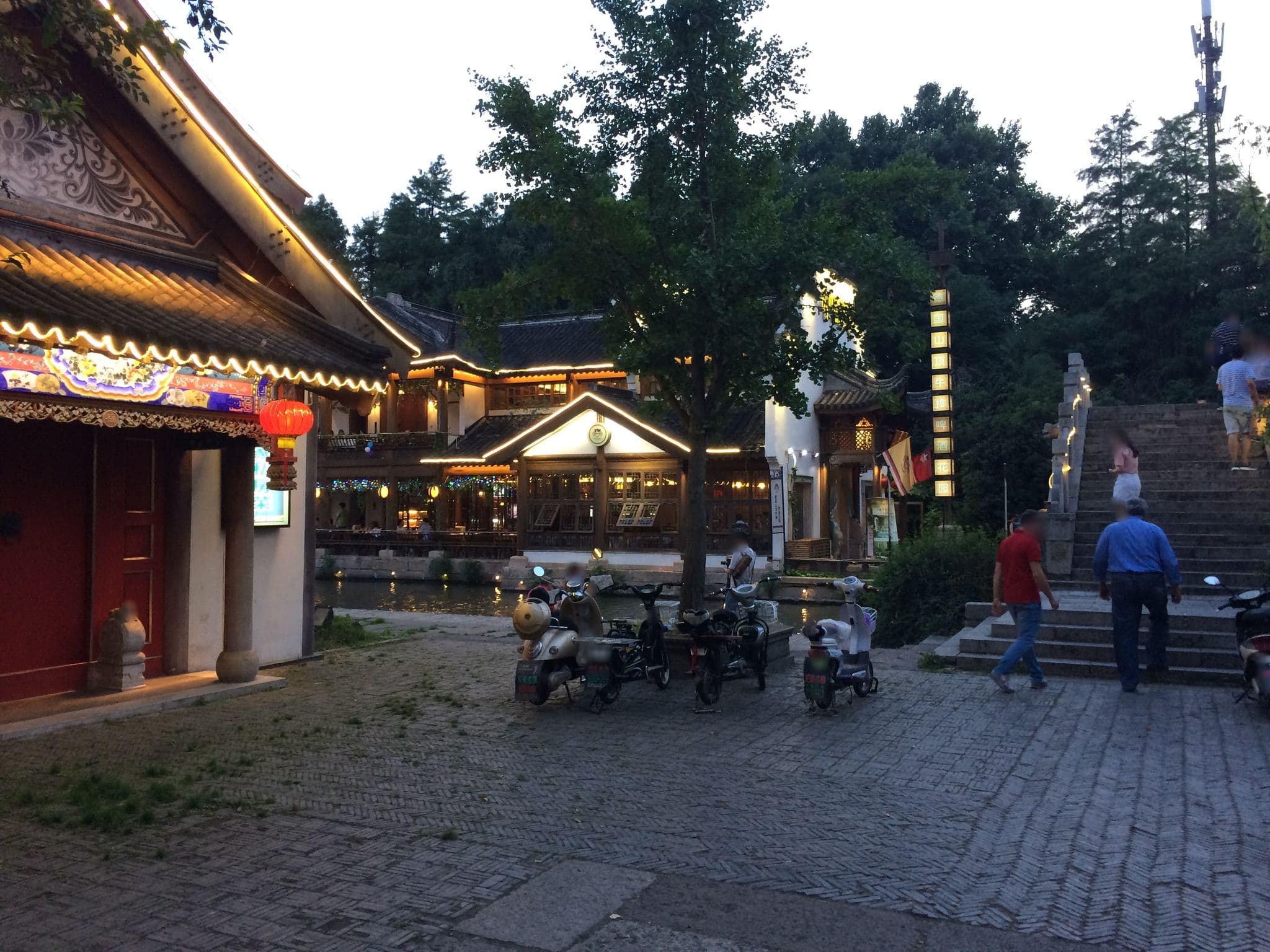 Street view near Riverine Hotel, Nanjing — © nrpoprfoto (CC BY-SA · Mapillary)