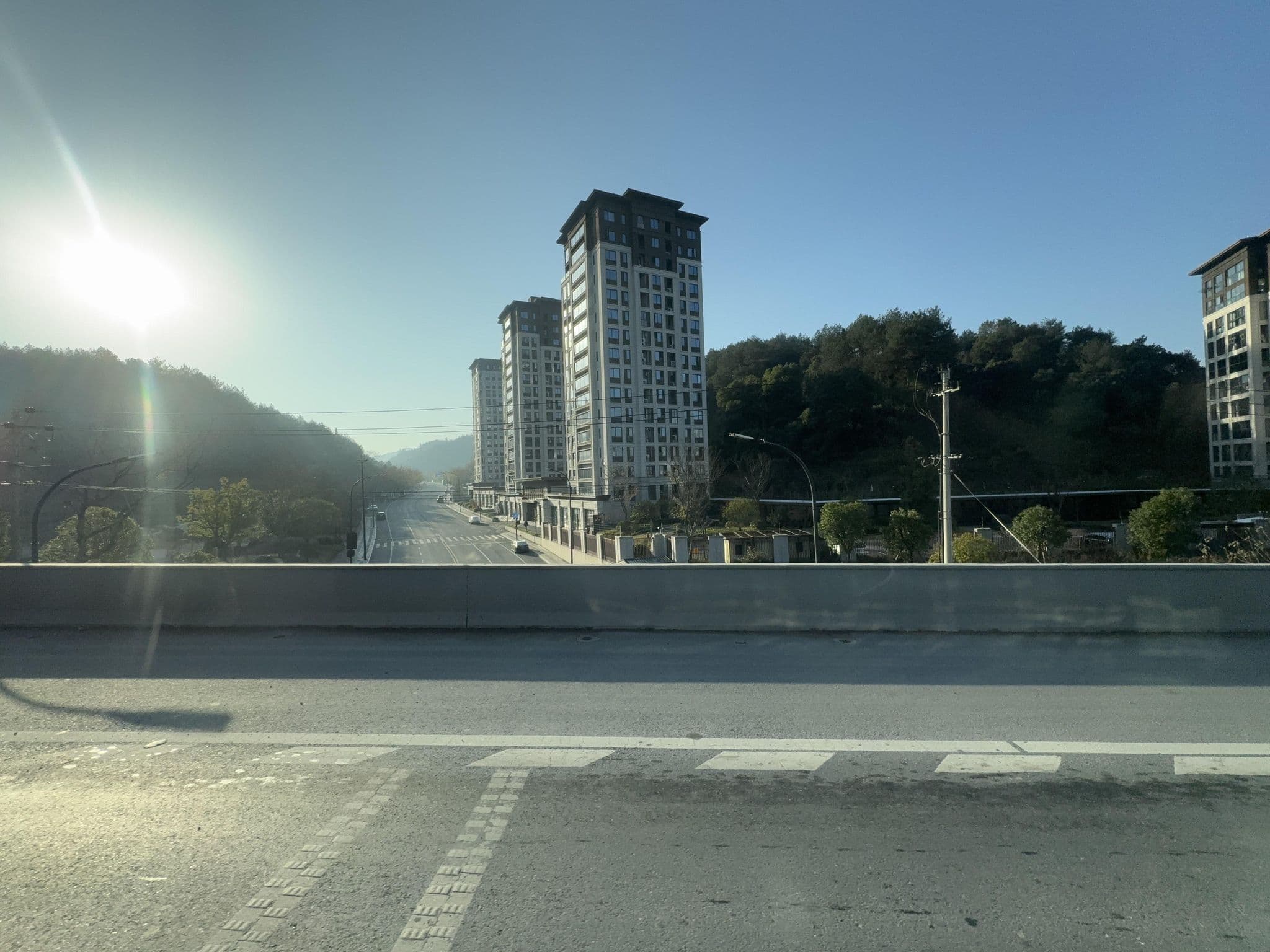 Street view near 临安谊居宾馆, Deqing — © filipb (CC BY-SA · Mapillary)
