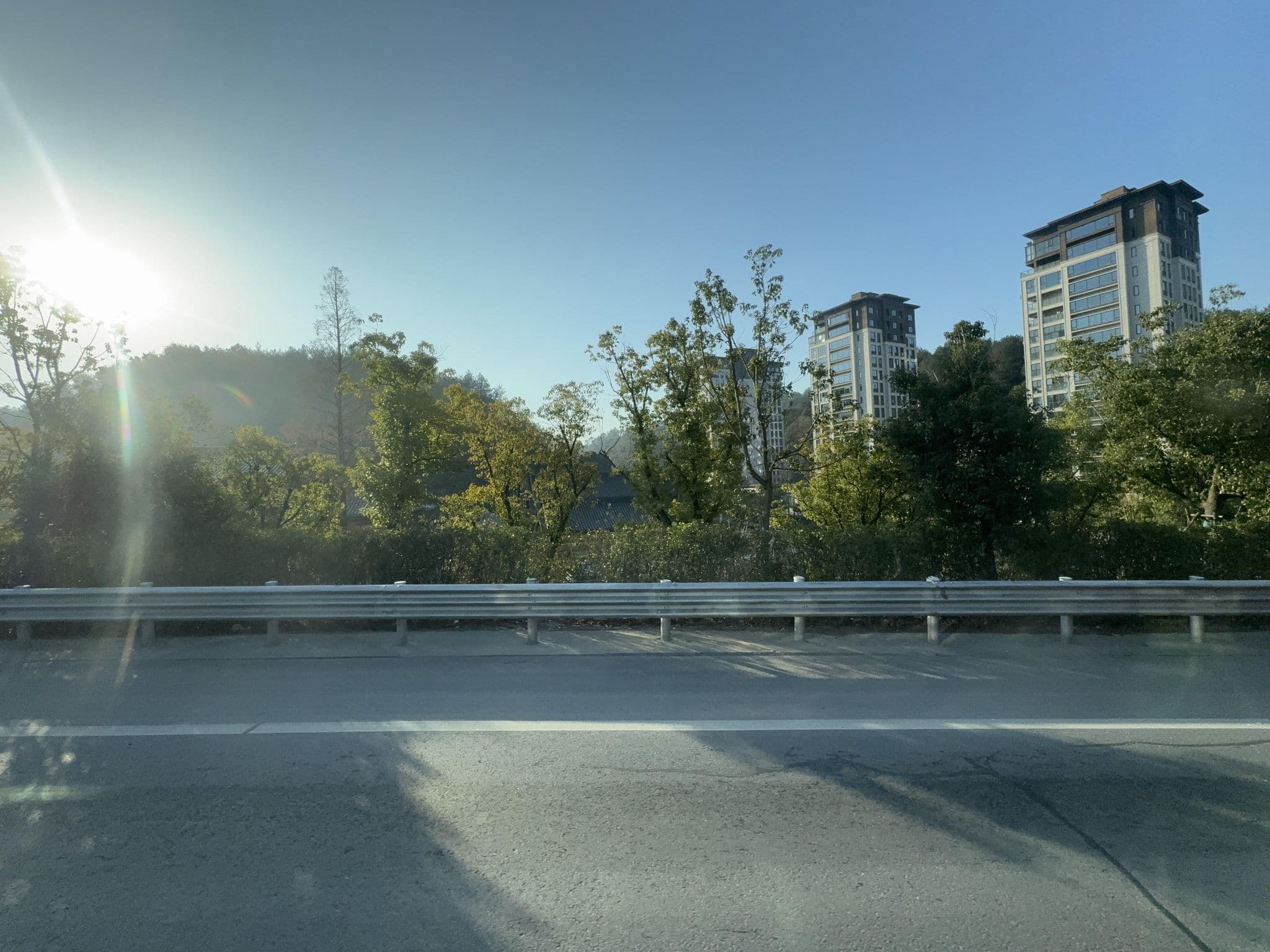 Street view near 临安锦胜宾馆, Deqing — © filipb (CC BY-SA · Mapillary)