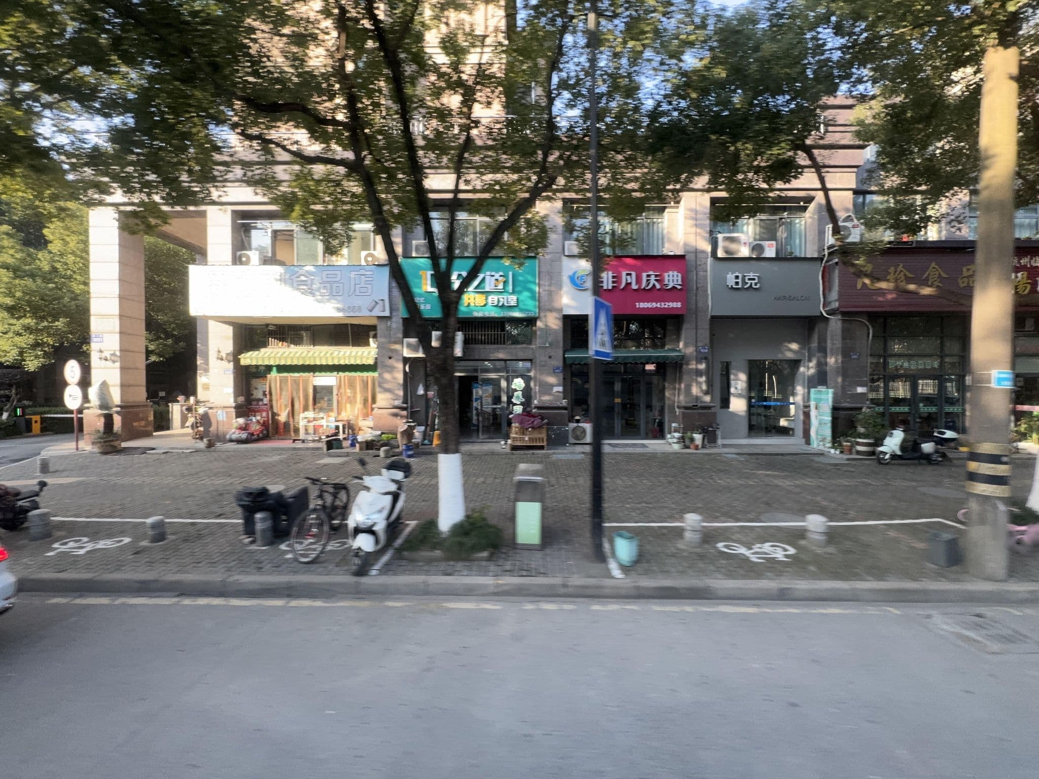 Street view near 全季酒店(杭州临安人民广场店), Deqing — © filipb (CC BY-SA · Mapillary)