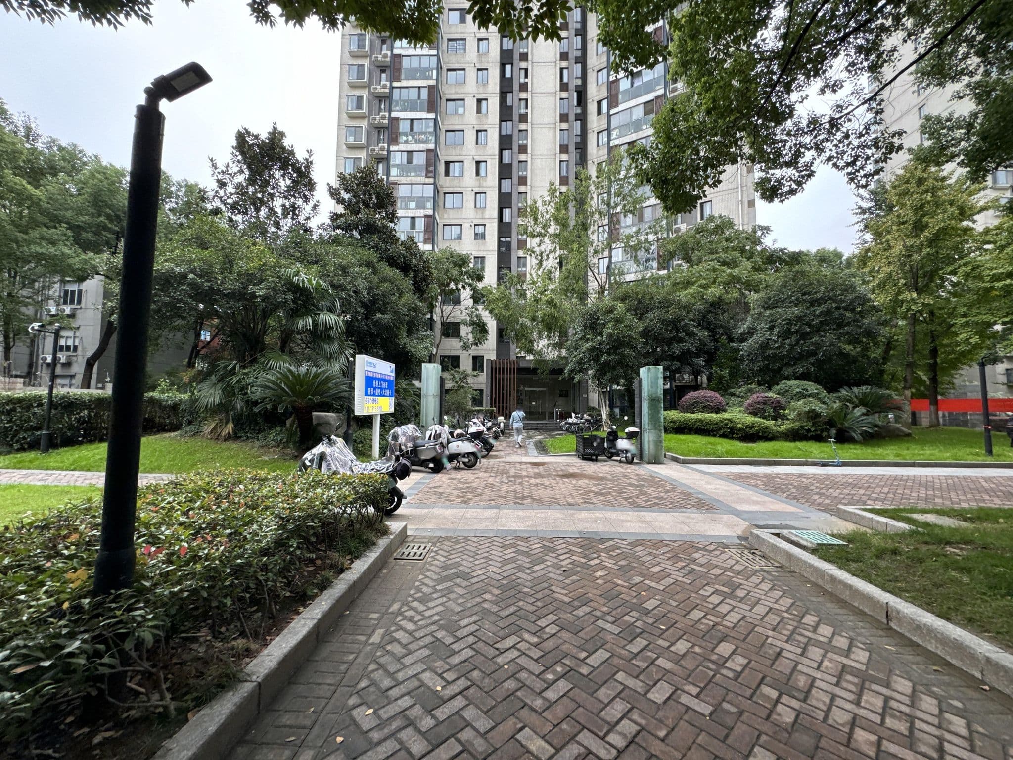 Street view near 南京雅兰阁宾馆, Nanjing — © filipb (CC BY-SA · Mapillary)