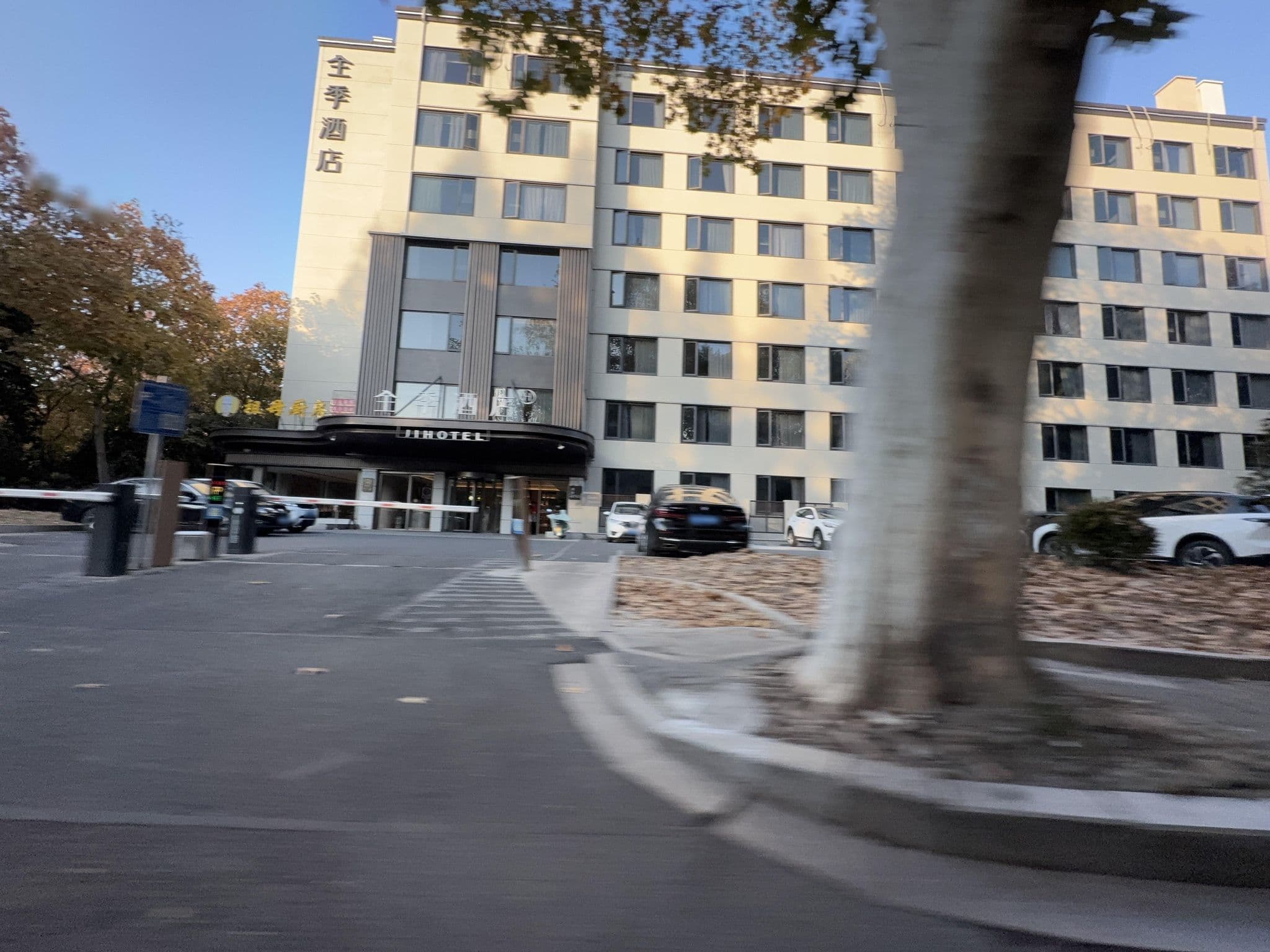Street view near 杭州索菲亚大酒店 Hangzhou Sophia Hotel, Hangzhou — © filipb (CC BY-SA · Mapillary)