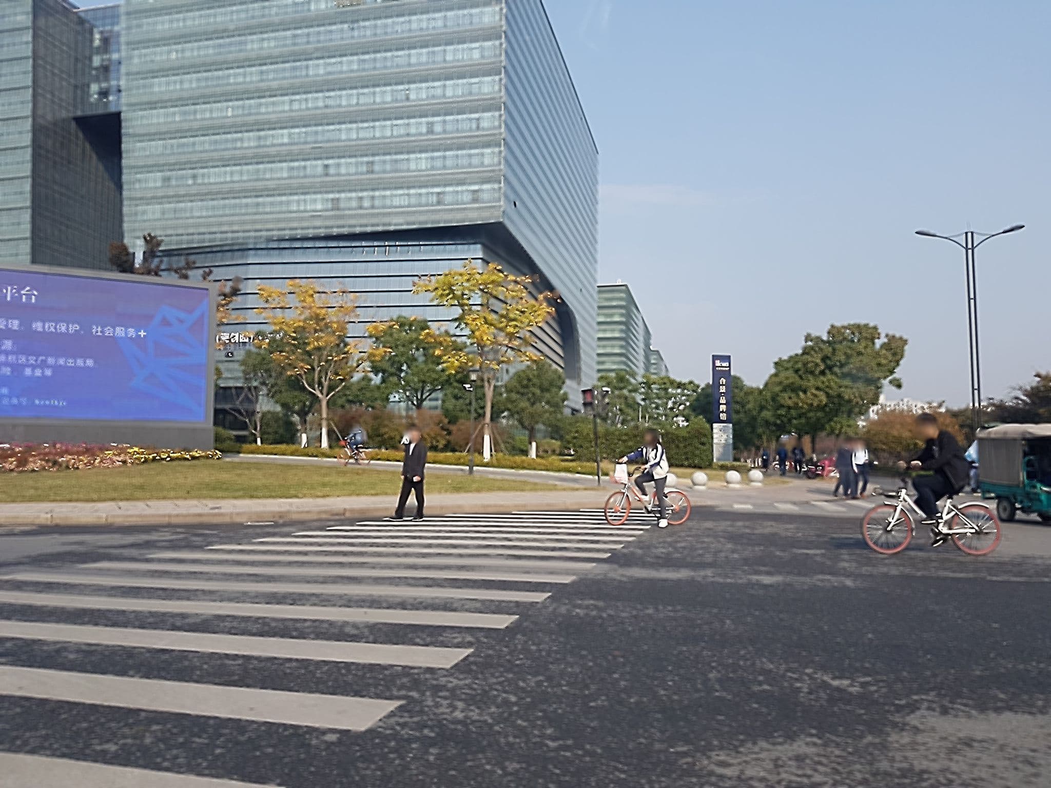 Street view near 亞朵S, Hangzhou — © dmbreaker (CC BY-SA · Mapillary)