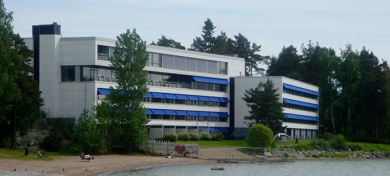 Hilton Helsinki Kalastajatorppa (via Wikimedia Commons, CC BY-SA 3.0)