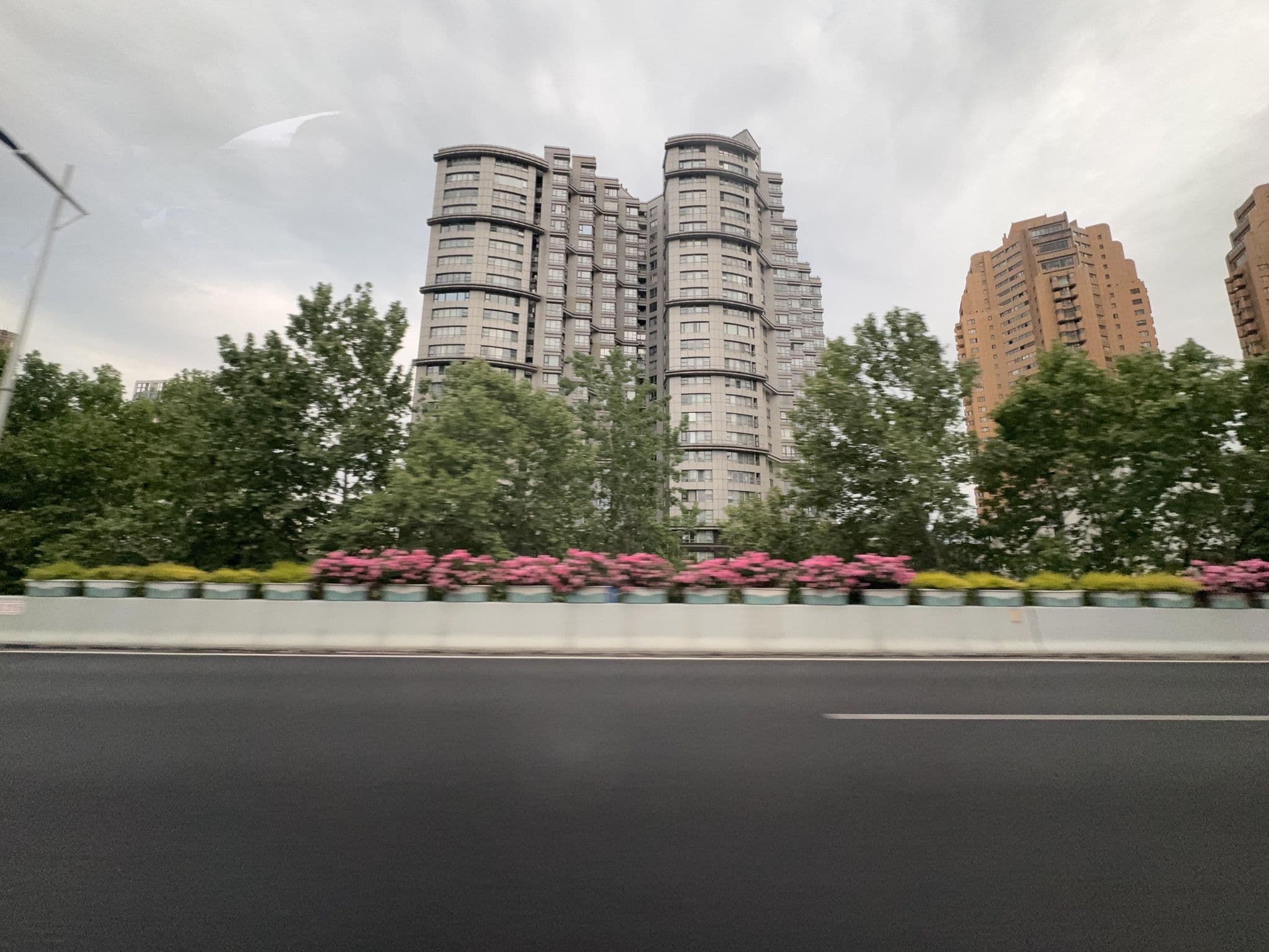 Street view near 绿地海怡琛辉公寓酒店, Changning — © filipb (CC BY-SA · Mapillary)