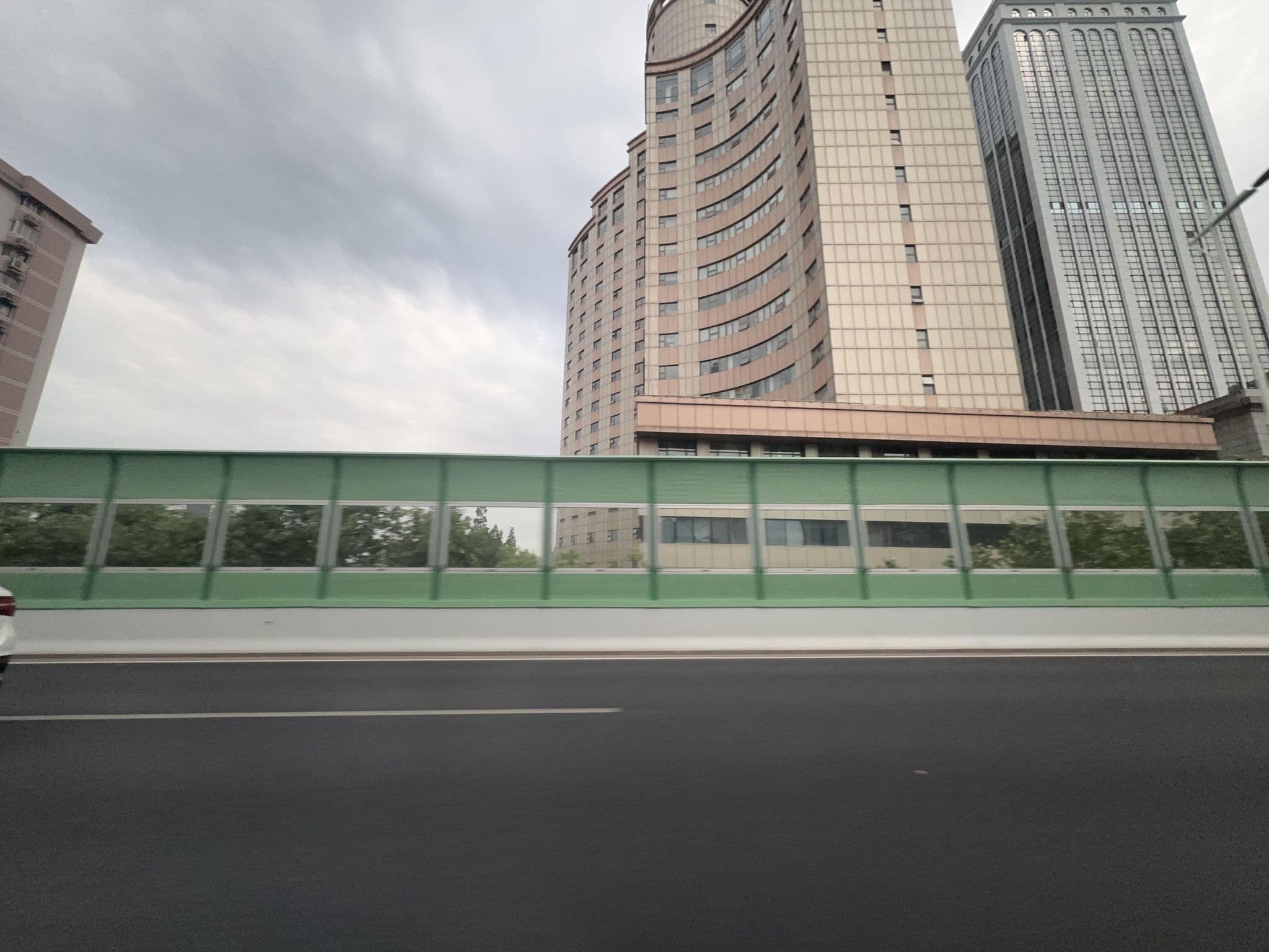 Street view near Jinjiang Metropolo Hotel Classiq (锦江都城达华酒店), Changning — © filipb (CC BY-SA · Mapillary)