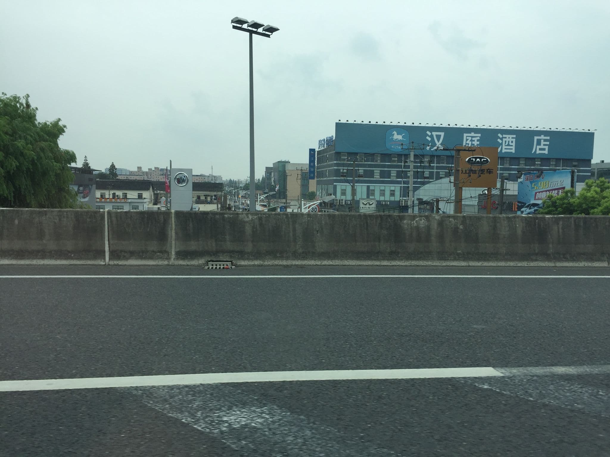 Street view near Jinjiang Inn (锦江之星), Qibao — © pLyMiEwGpWDLryMacQzo (CC BY-SA · Mapillary)