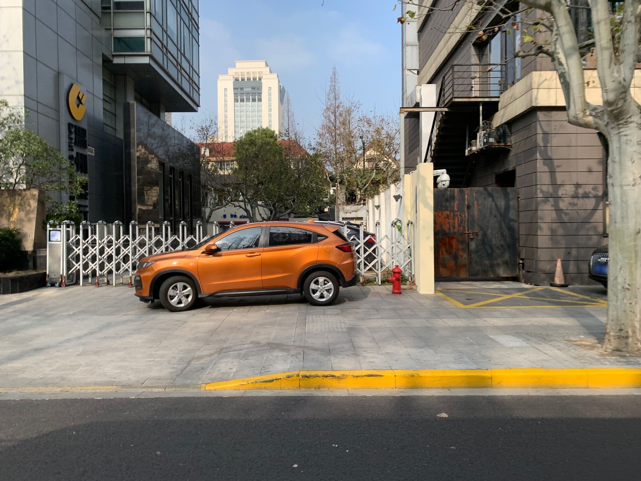 Street view near Jianke Hotel, Xuhui — © pLyMiEwGpWDLryMacQzo (CC BY-SA · Mapillary)